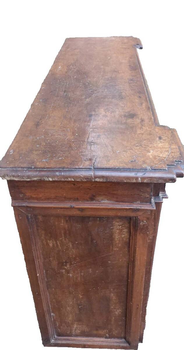 17th-century Tuscan walnut antique buffet
