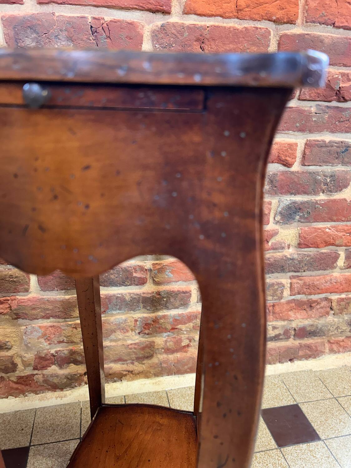 Pretty little vintage pedestal side table