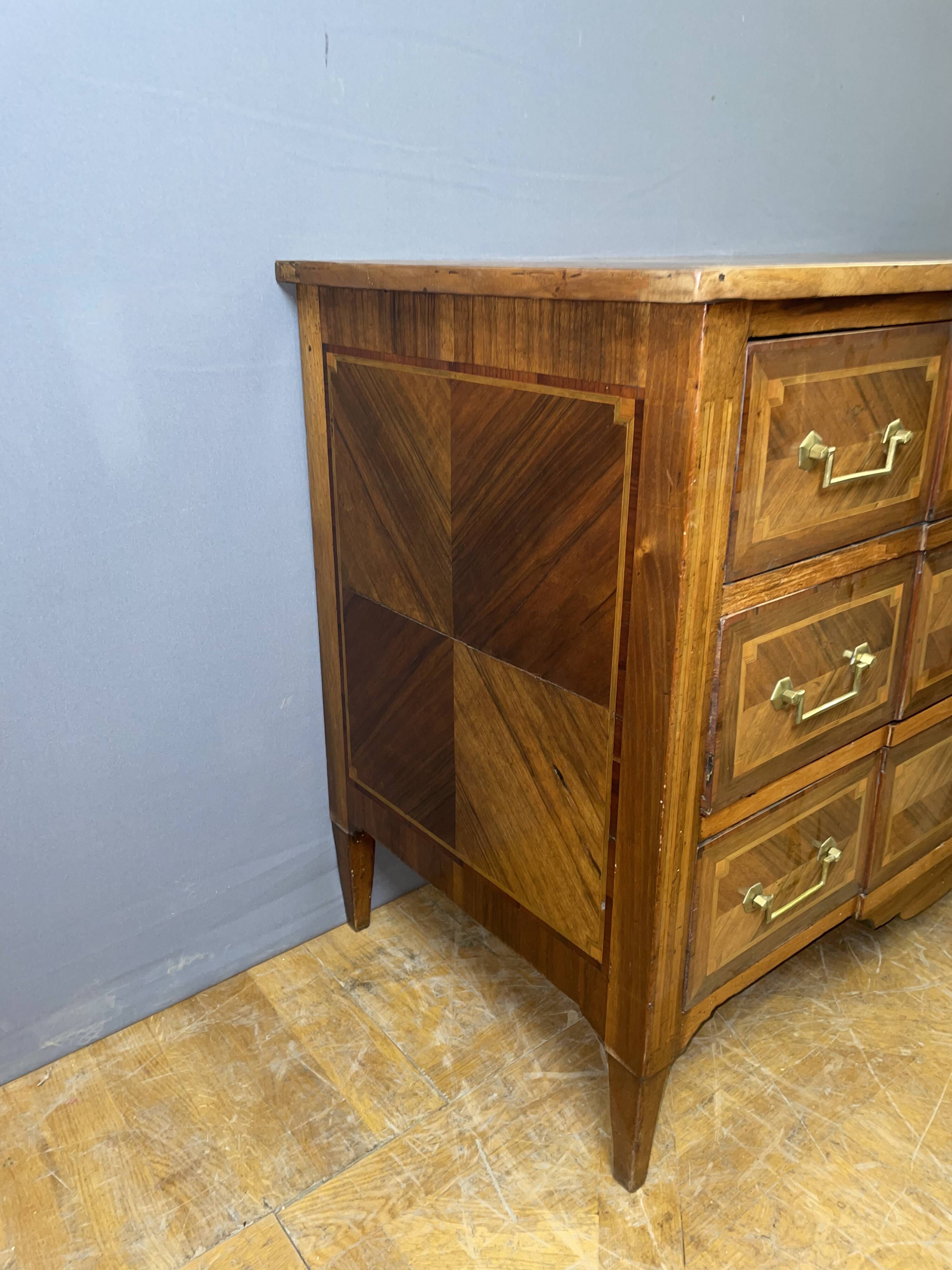 Commode Louis XVI à ressaut central