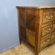Commode Louis XVI à ressaut central
