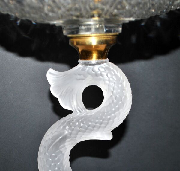 Baccarat coupe sur pied dauphin guéridon diamant pierreries en cristal signé