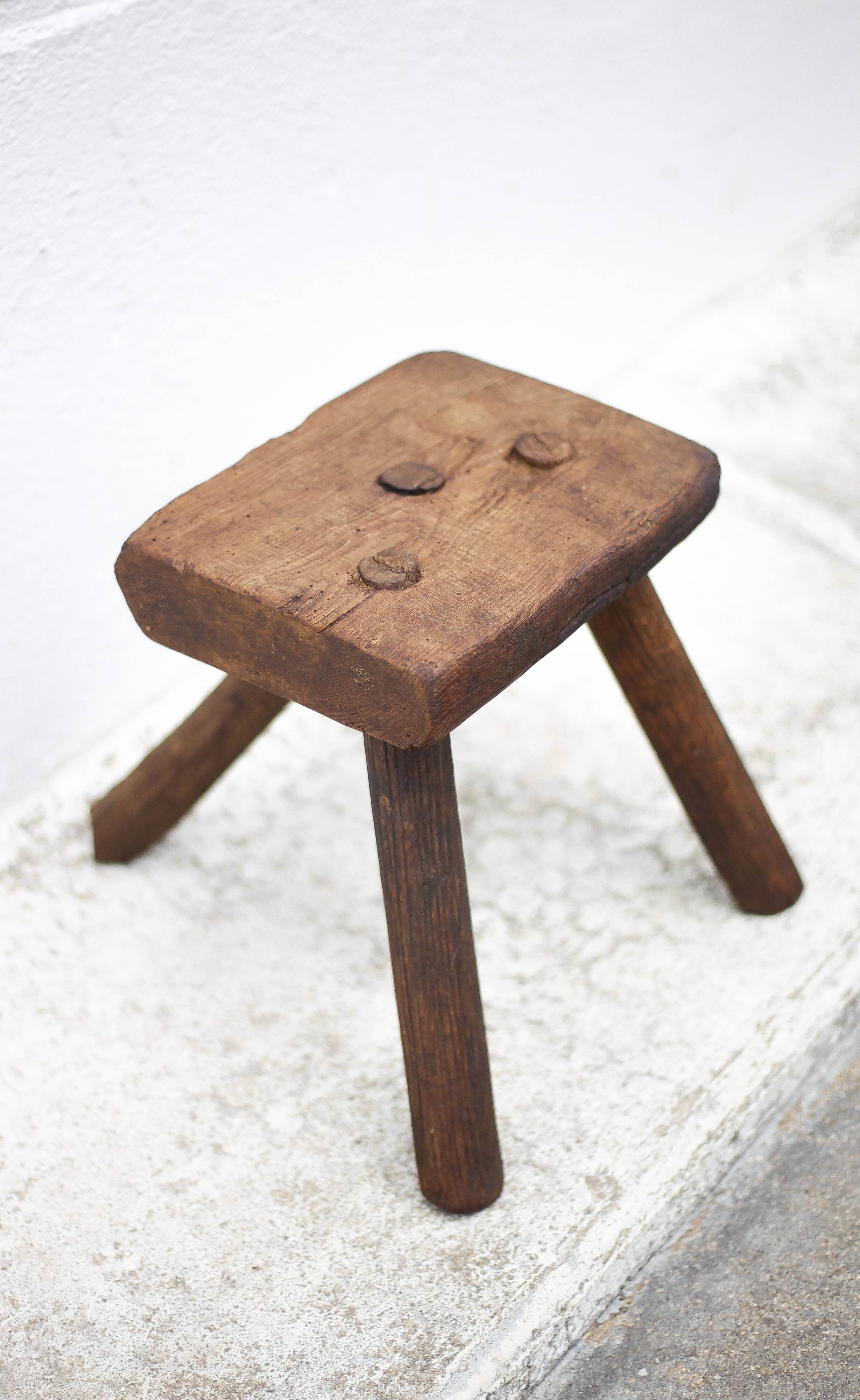 Tabouret bois tripode, tabouret de traite, porte-plante bois