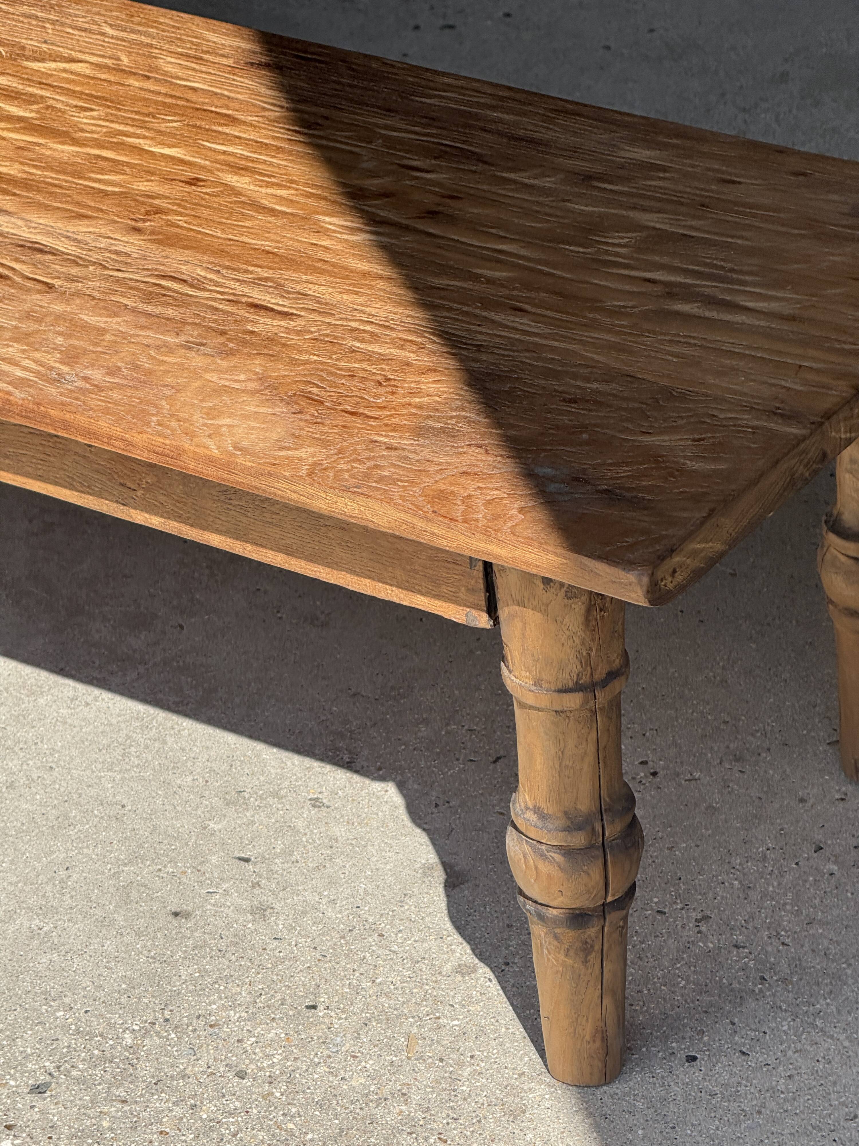 Brown Indonesian teak coffee table, with a border and cylindrical legs H40 L103.