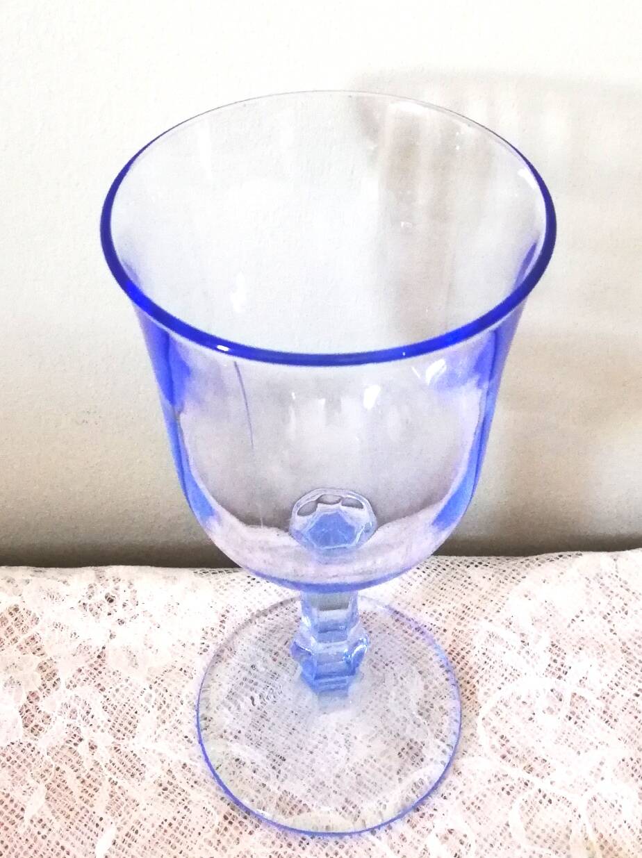 4 stemmed glasses
