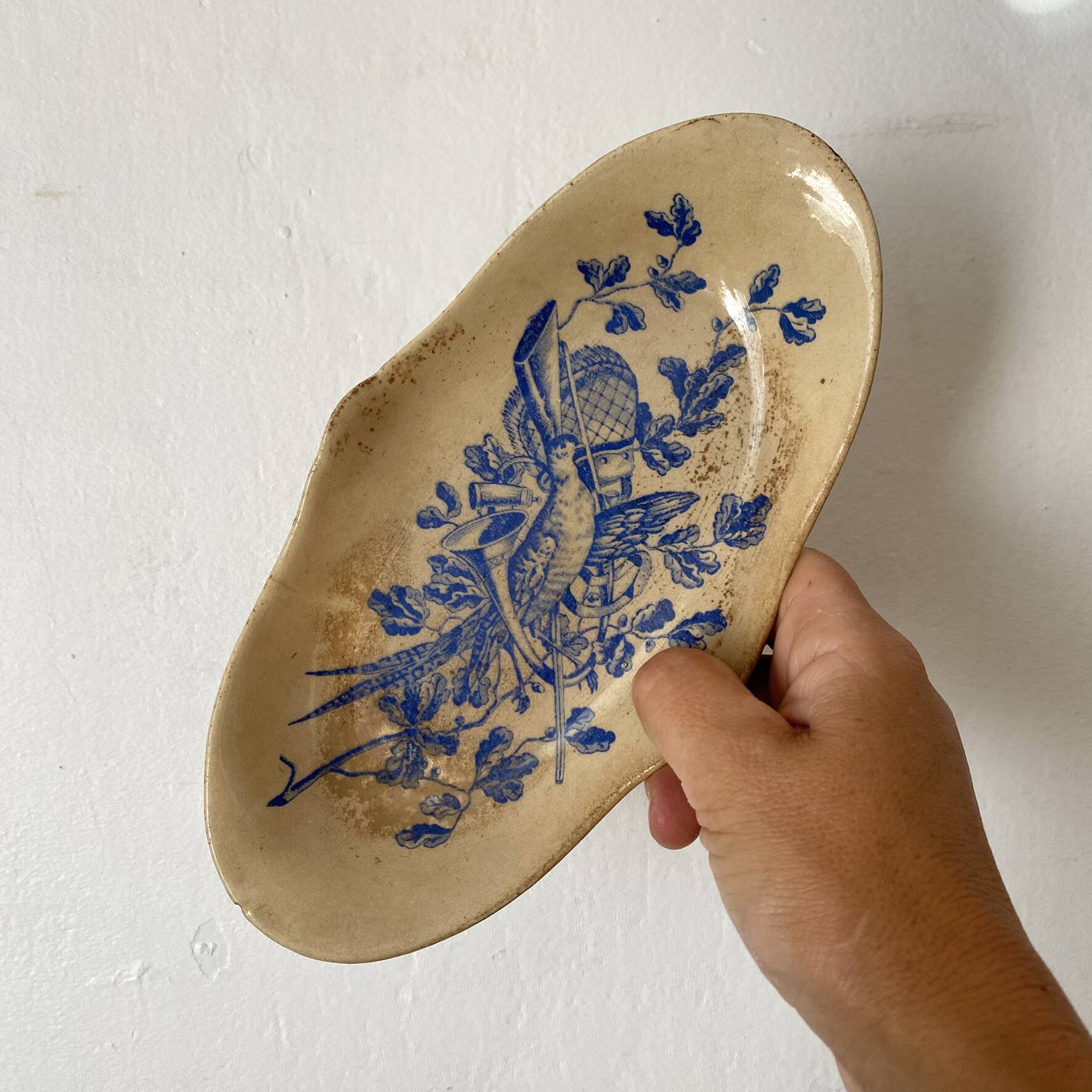 Ravier ancien en terre de fer " au tapis rouge " décor faison