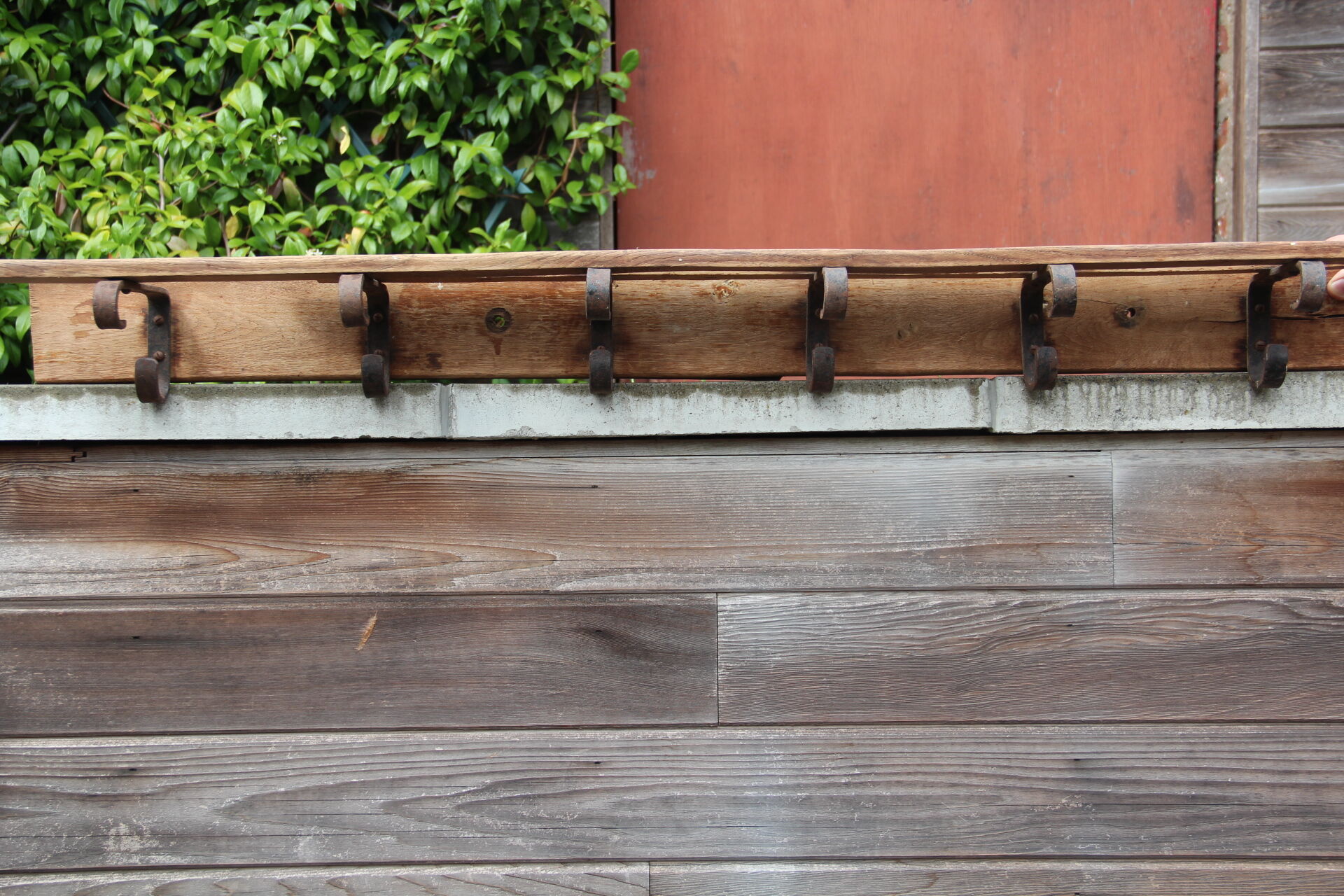 Old workshop coat hanger at 6 patères