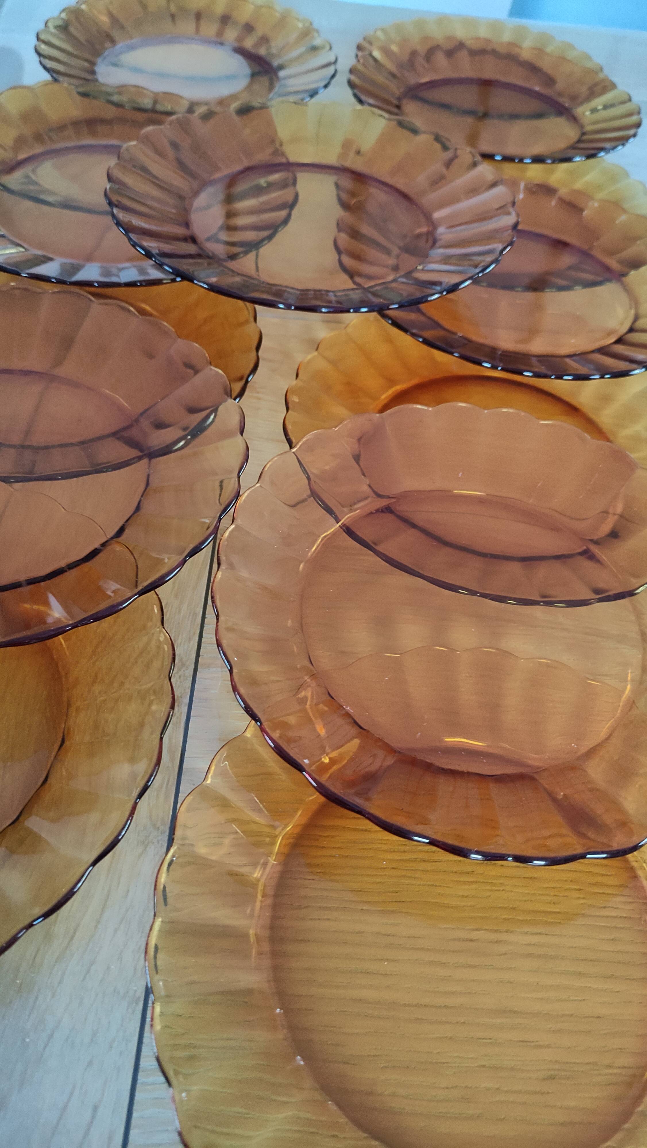 Fifteen amber Duralex model Marguerite plates