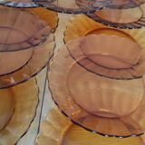 Fifteen amber Duralex model Marguerite plates