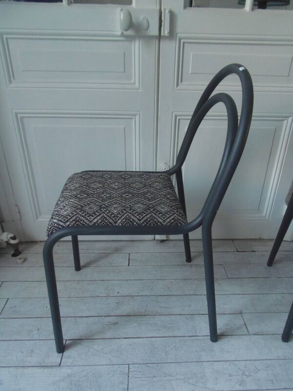 Chaise indus à la structure tubulaire en métal gris ardoise .