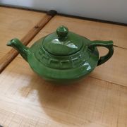 Théière verte en faïence
