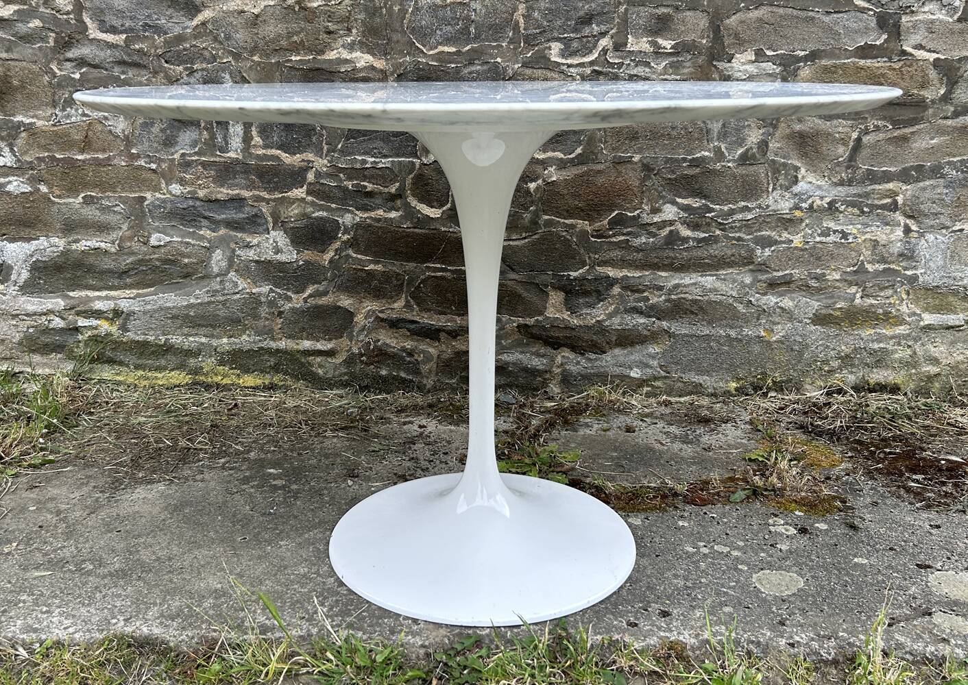 Table pied tulipe et plateau en marbre calacata biseauté, édition des années 70