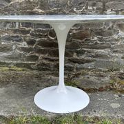 Tulip-shaped table with beveled calacata marble top, 1970s edition