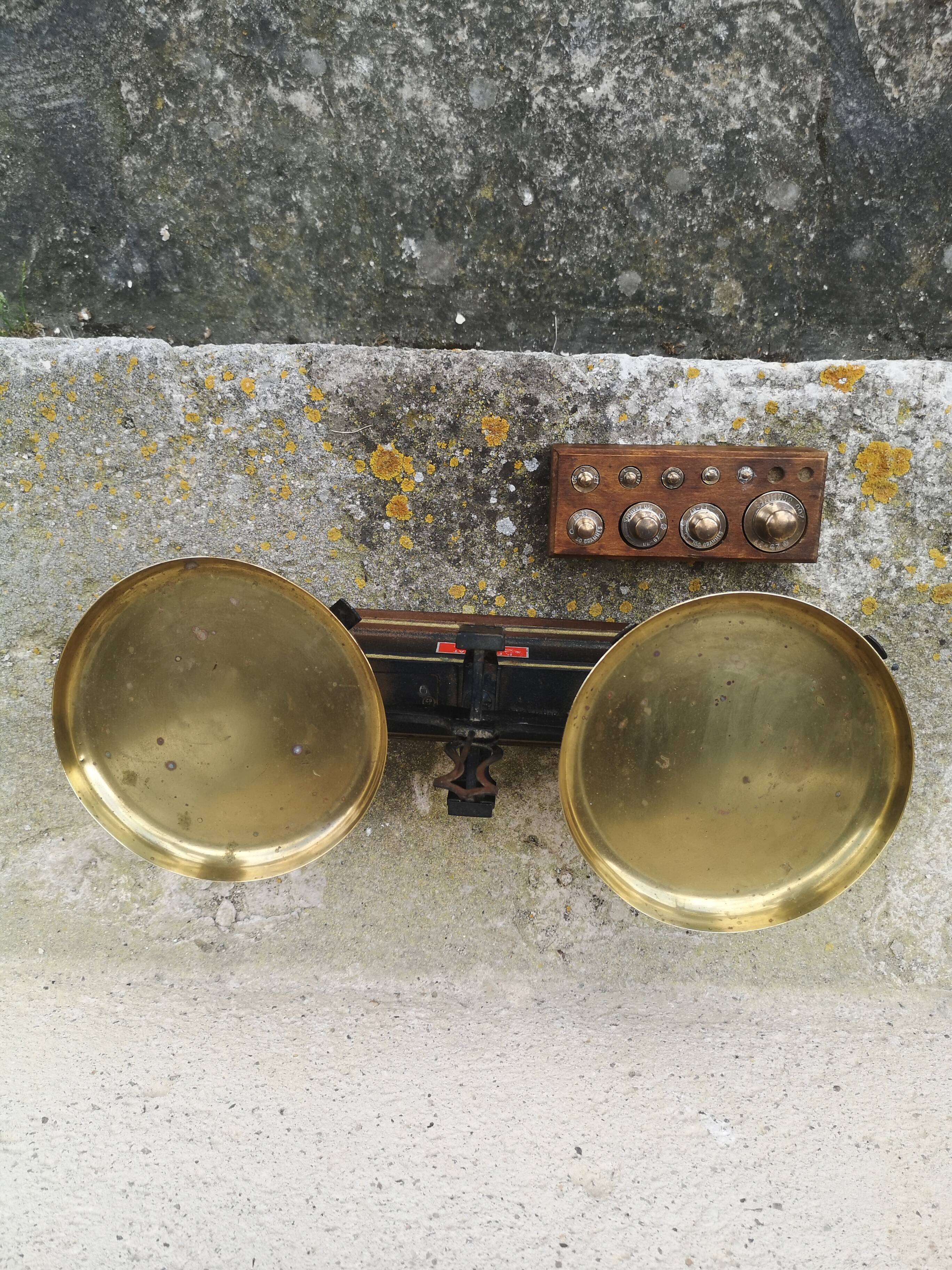 Roberval balance with weight