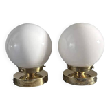 Paire d’appliques globes en opaline blanche
