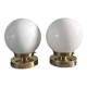 Paire d’appliques globes en opaline blanche