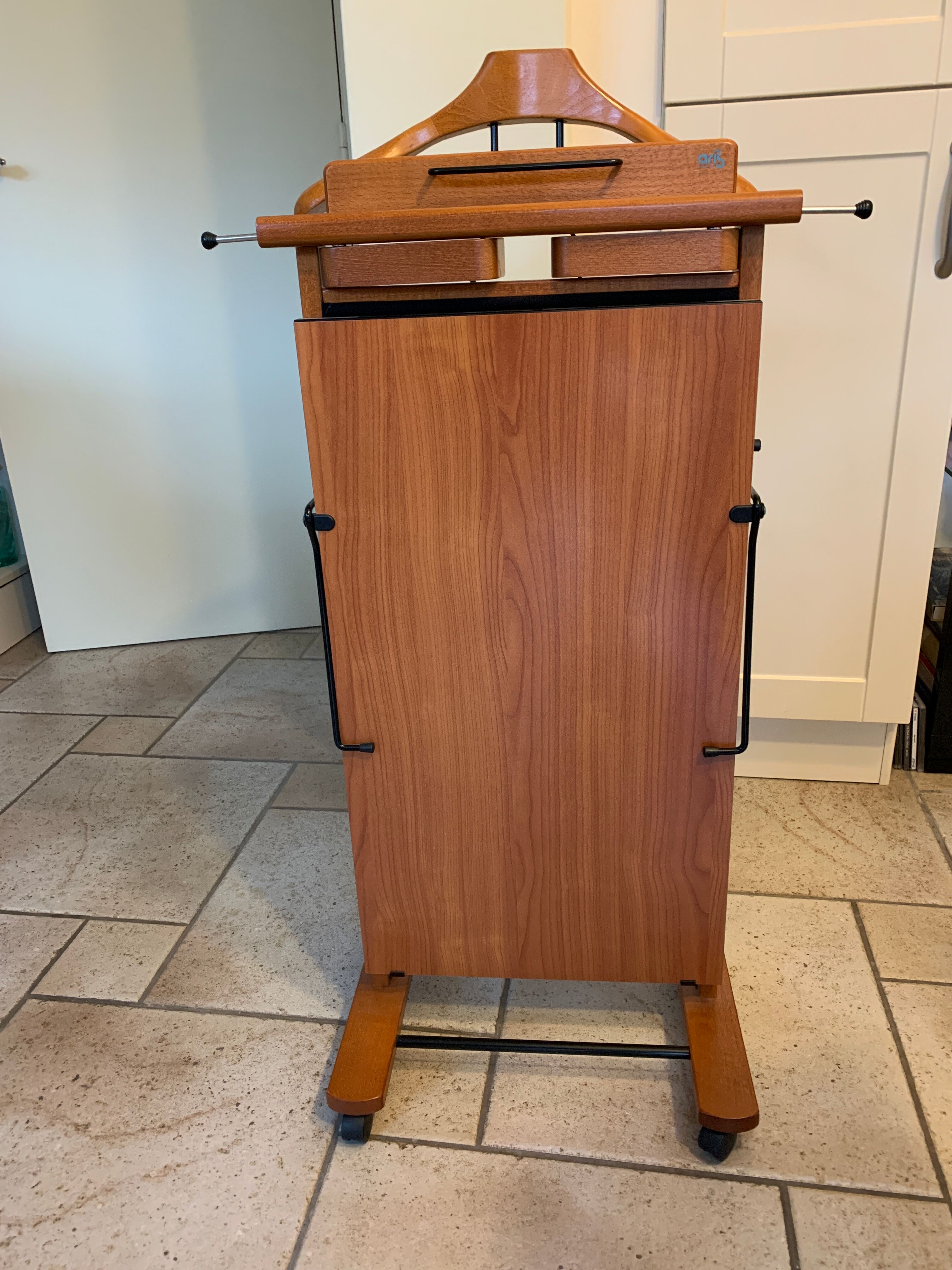 Electric valet stand