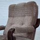 Fauteuil danois des années 1970, en velours côtelé marron clair, bois de hêtre foncé.