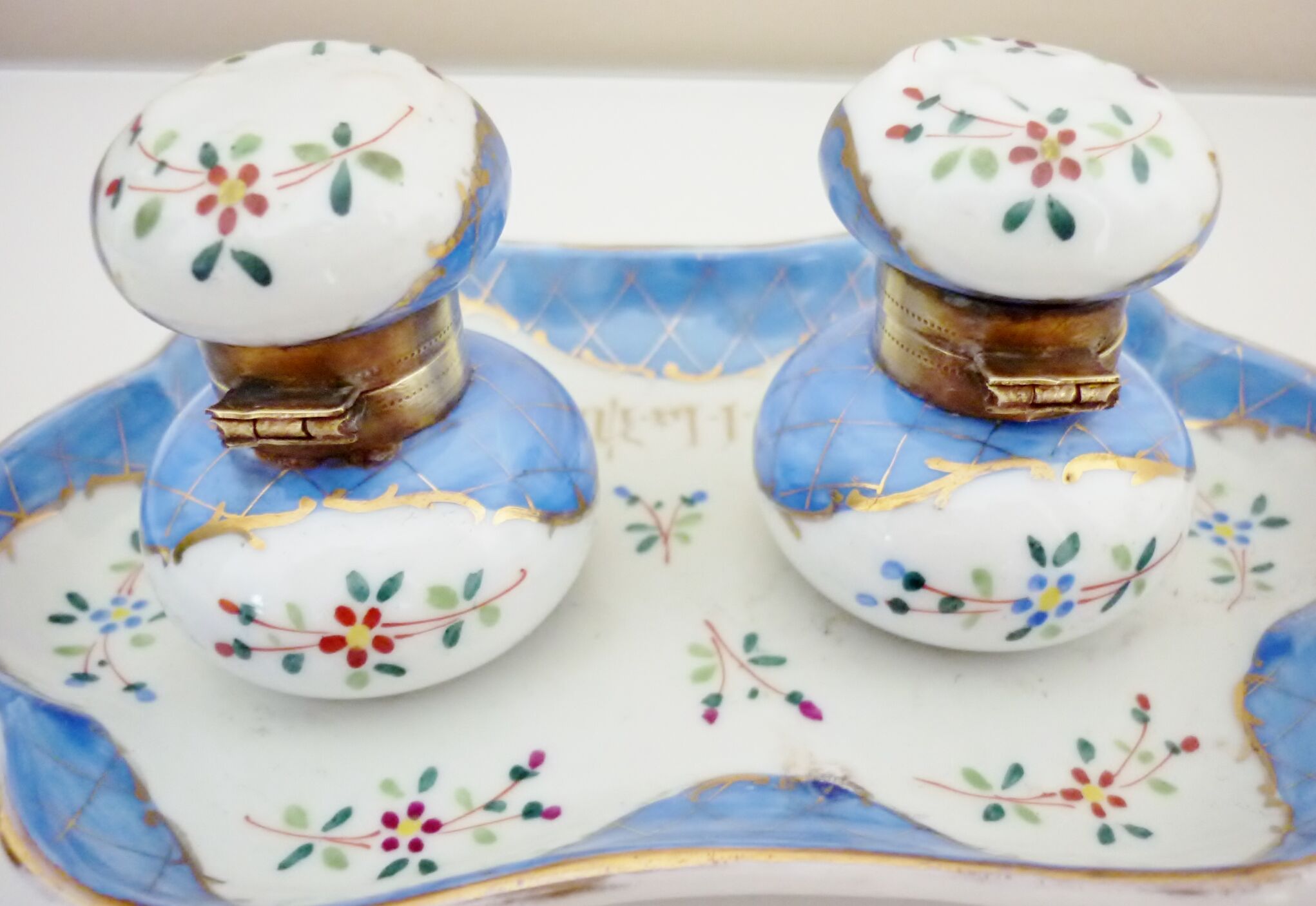 Double antique inkwells in hand-painted porcelain, nineteenth century