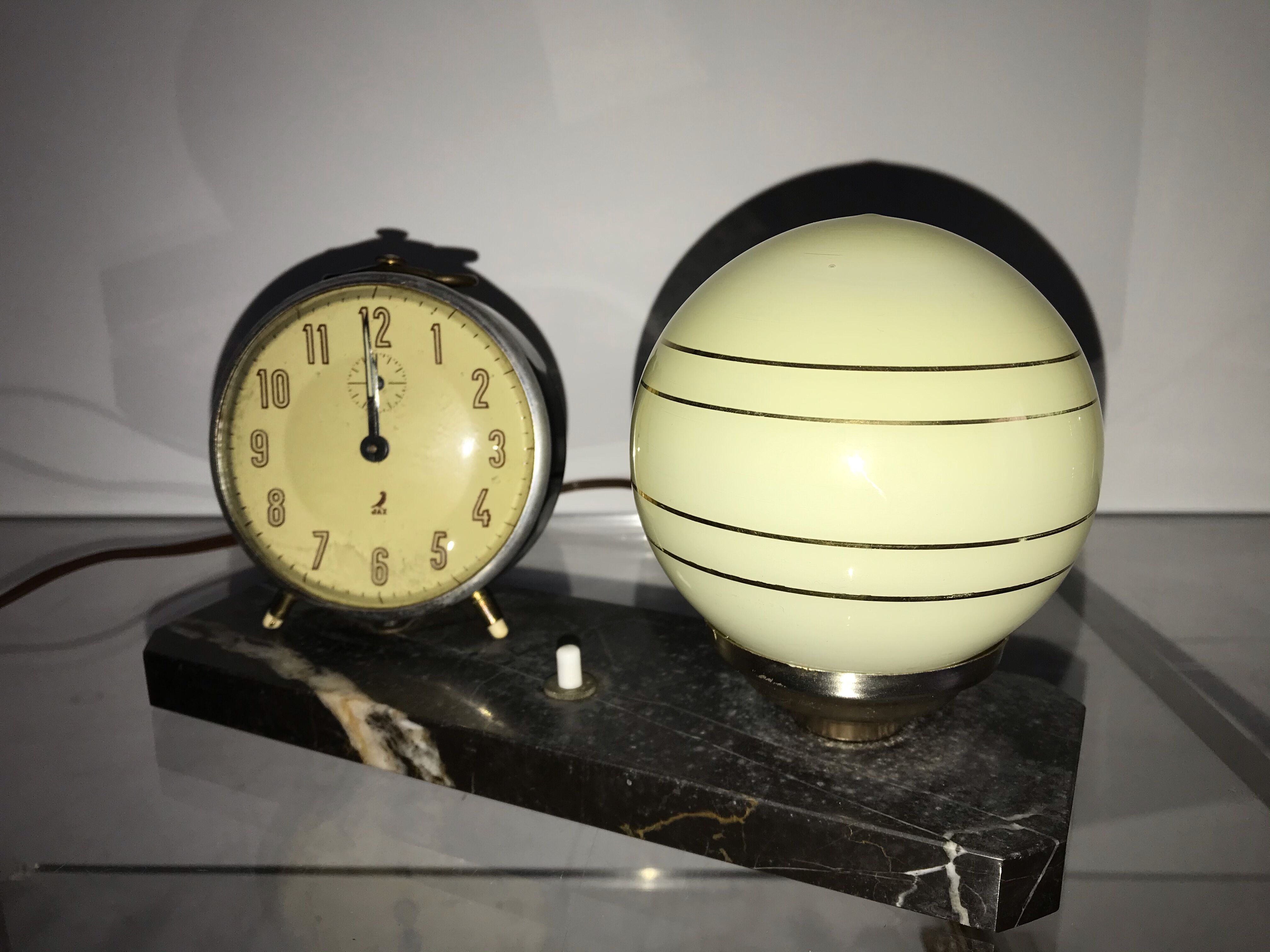 Lampe opaline sur marbre avec réveil Jaz