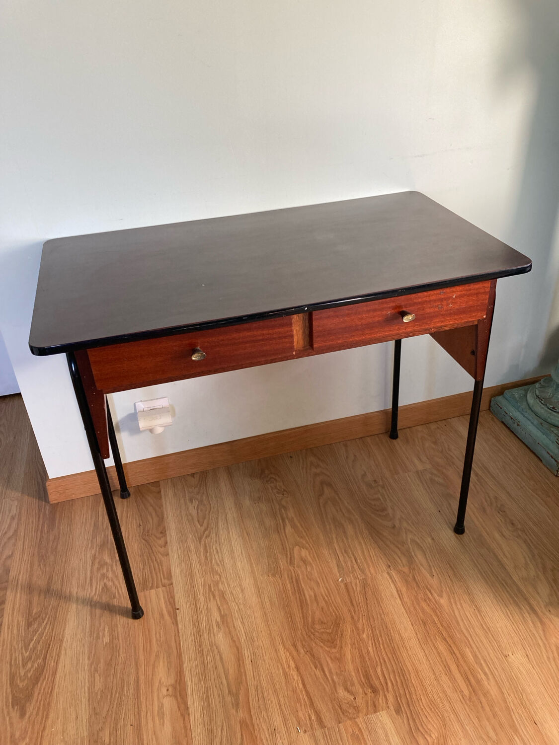 Formica desk