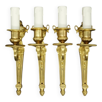 Suite de 4 appliques à 1 feu style Louis XVI du XIXe - bronze doré