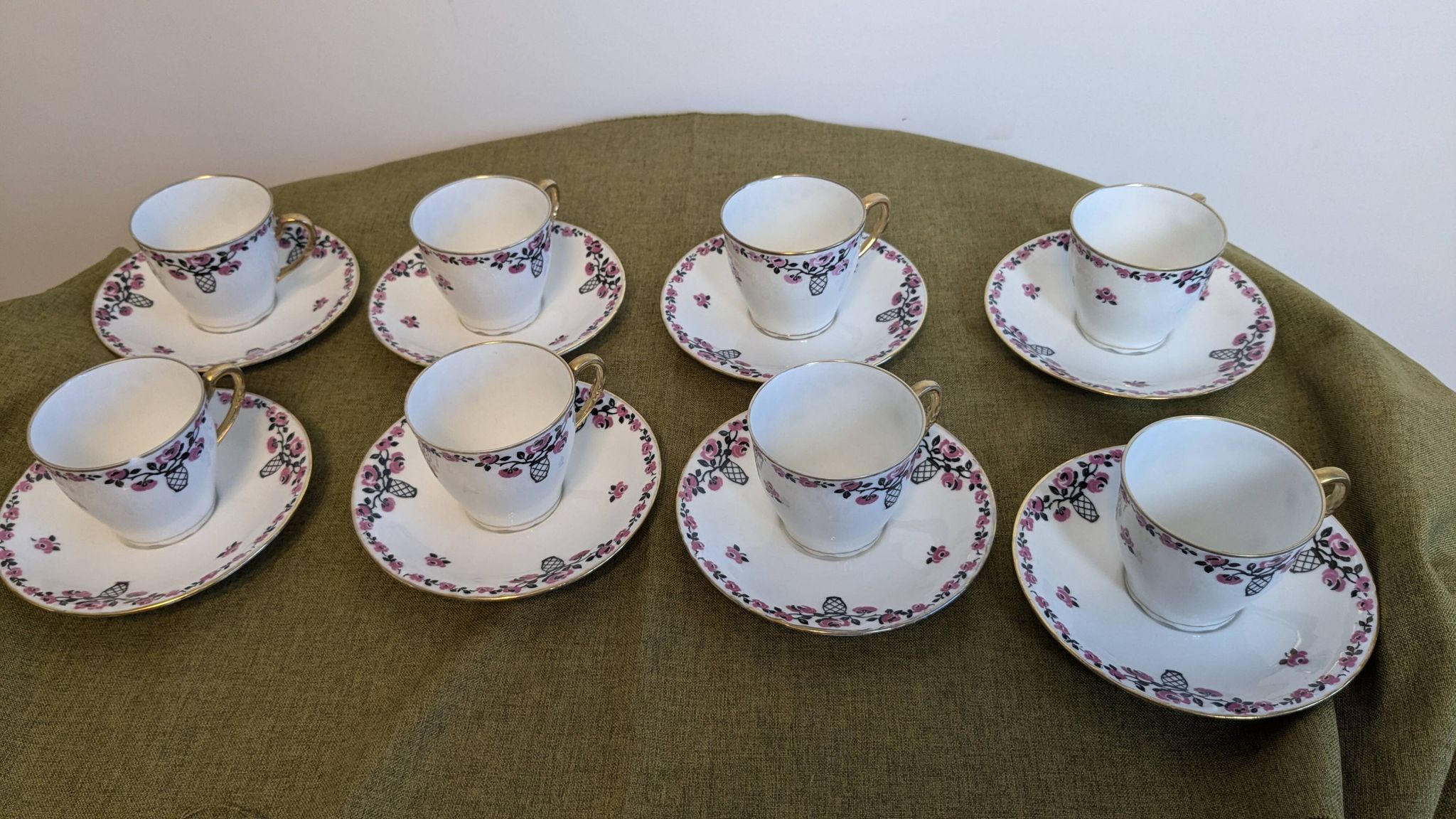 Service à café en porcelaine 18 pièces signé "Aux Lions de Faïence Paris"