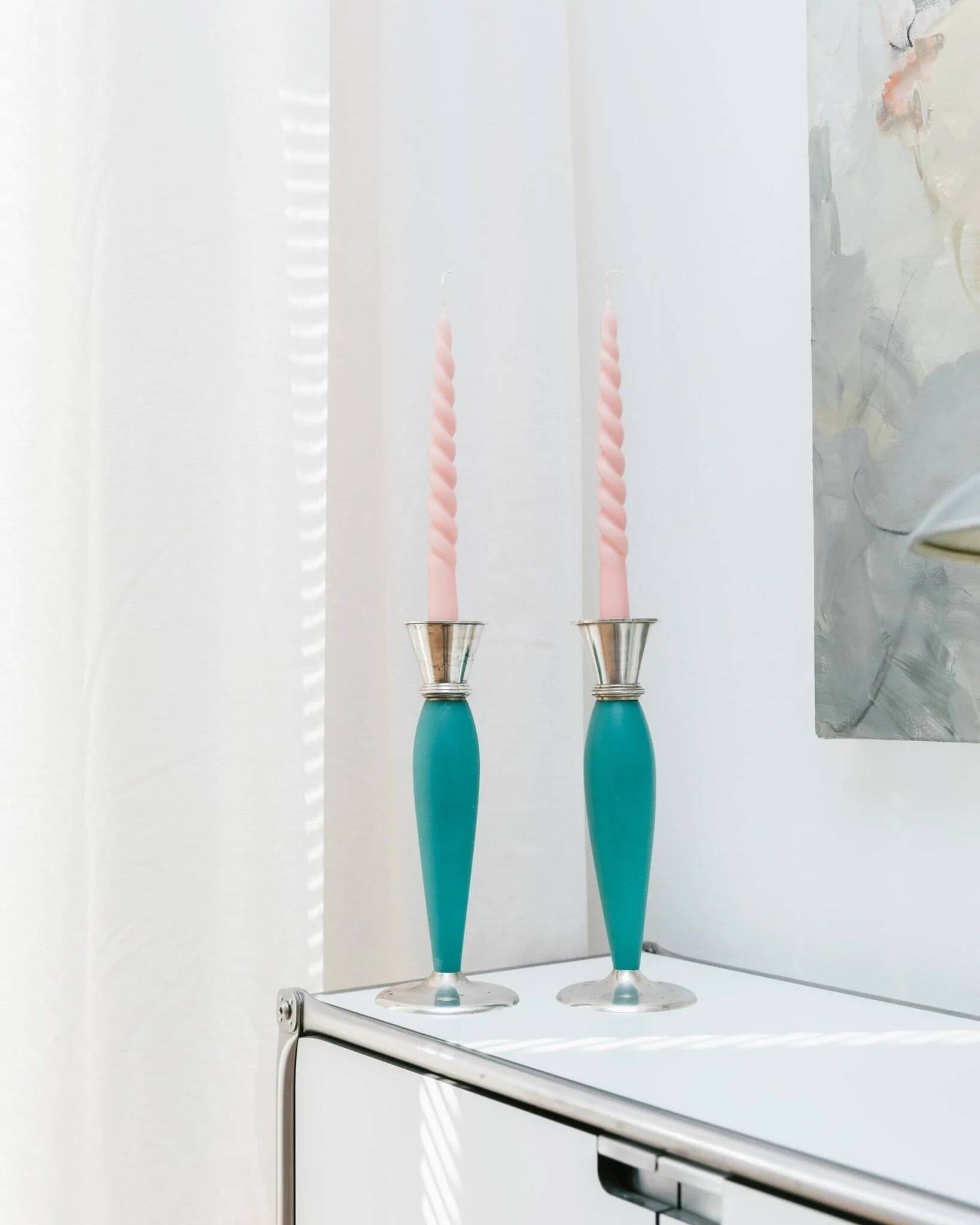 Ensemble de 2 porte-bougies en métal peint teal dans le style postmoderne Memphis, tasses argentées, vintage des années 2000.