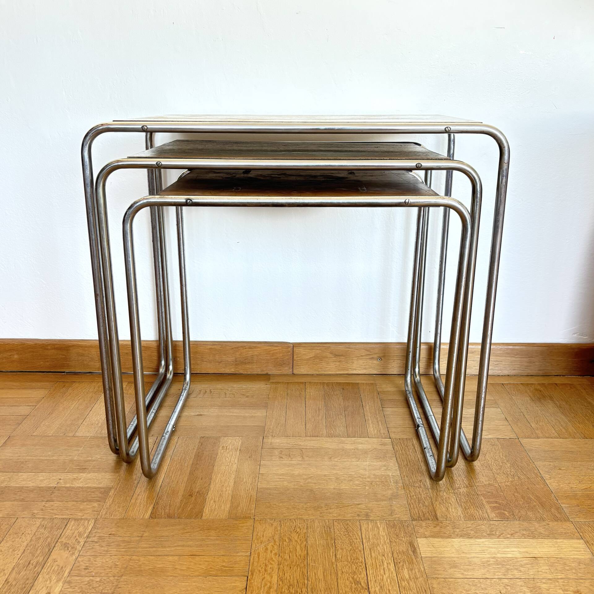 Functionalist nesting tables B9