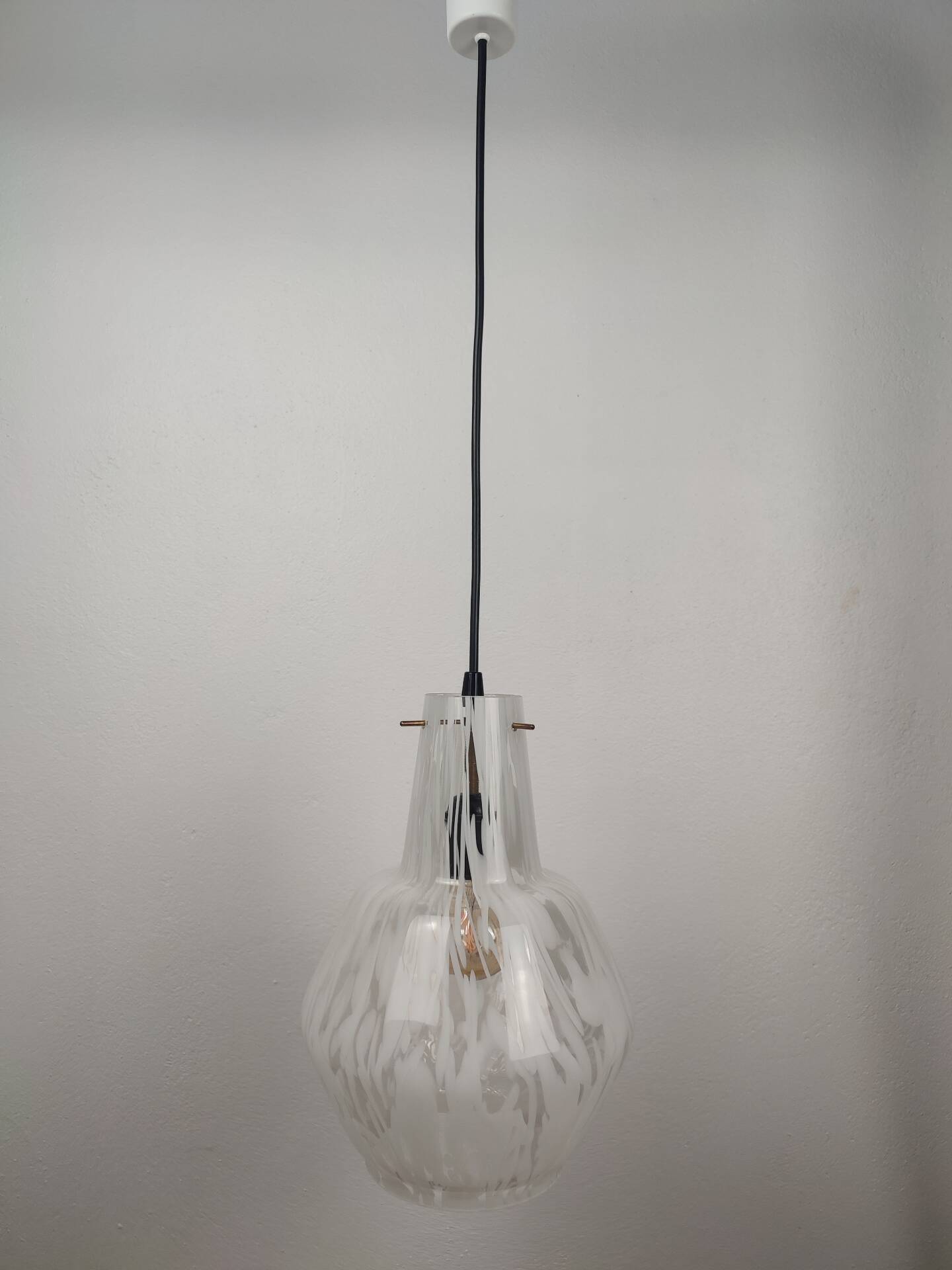 Vintage Italian suspension in Murano glass with a marbled effect.