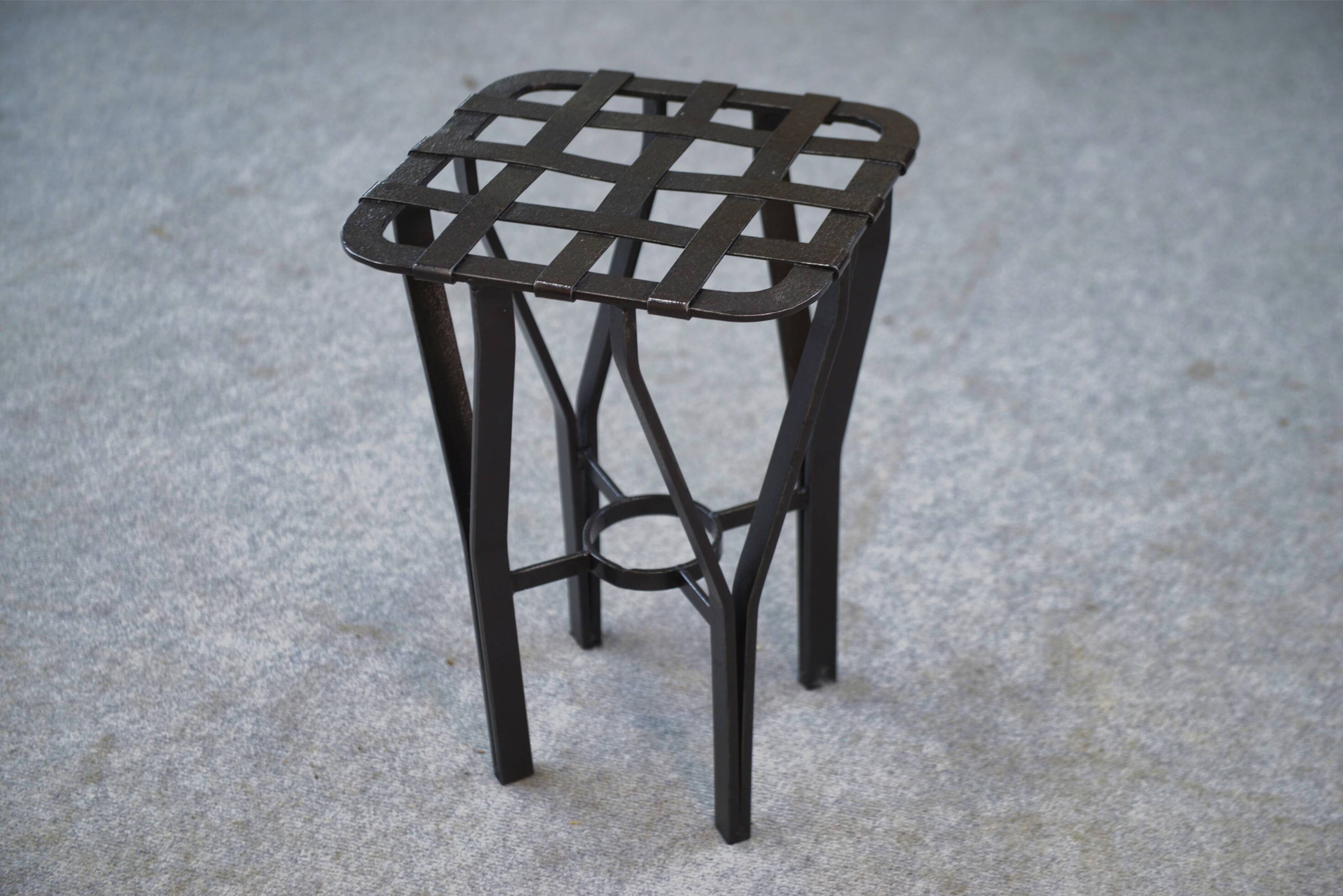Tabouret fer forgé et métal tressé France 1950's