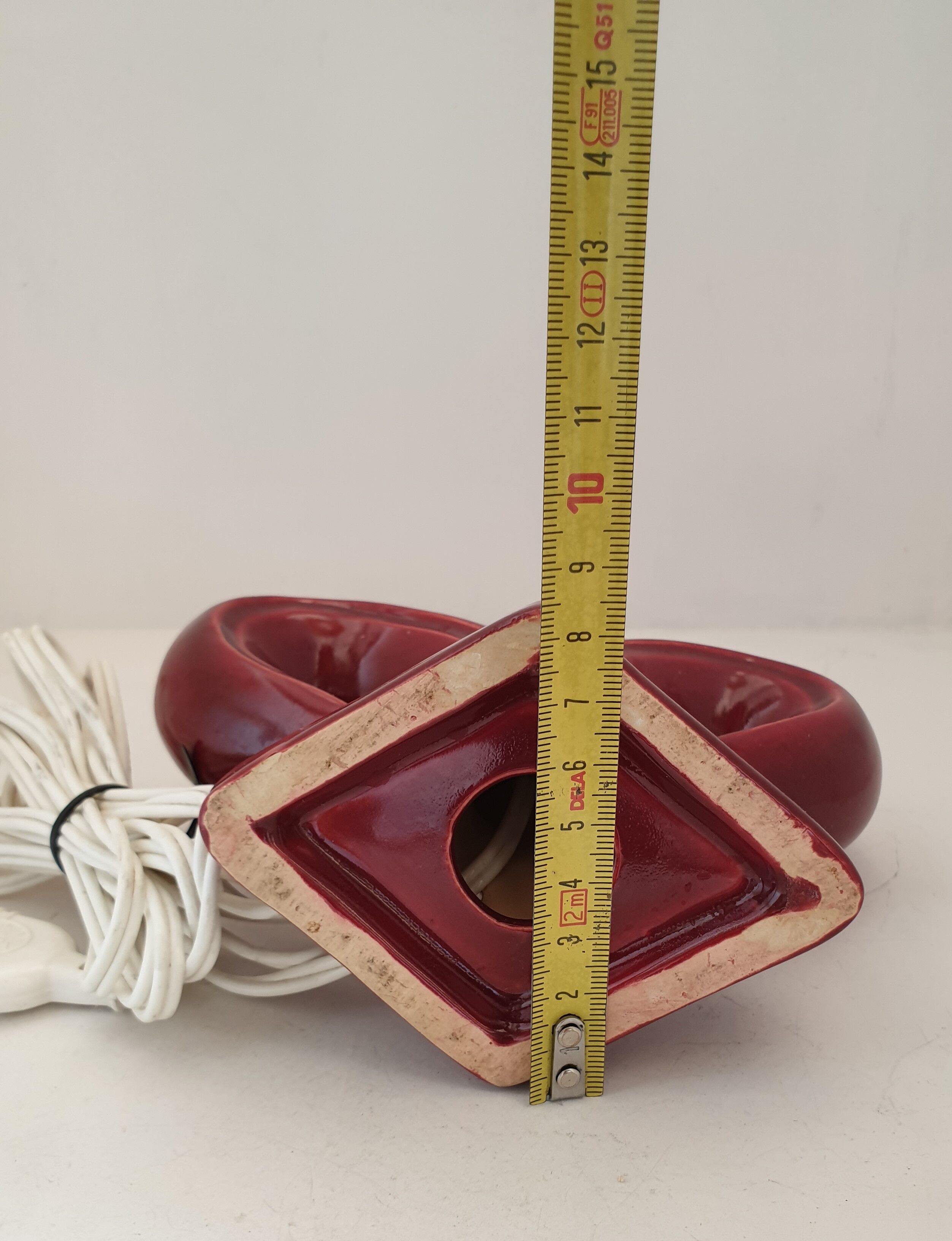 Stylized ceramic décor lamp foot