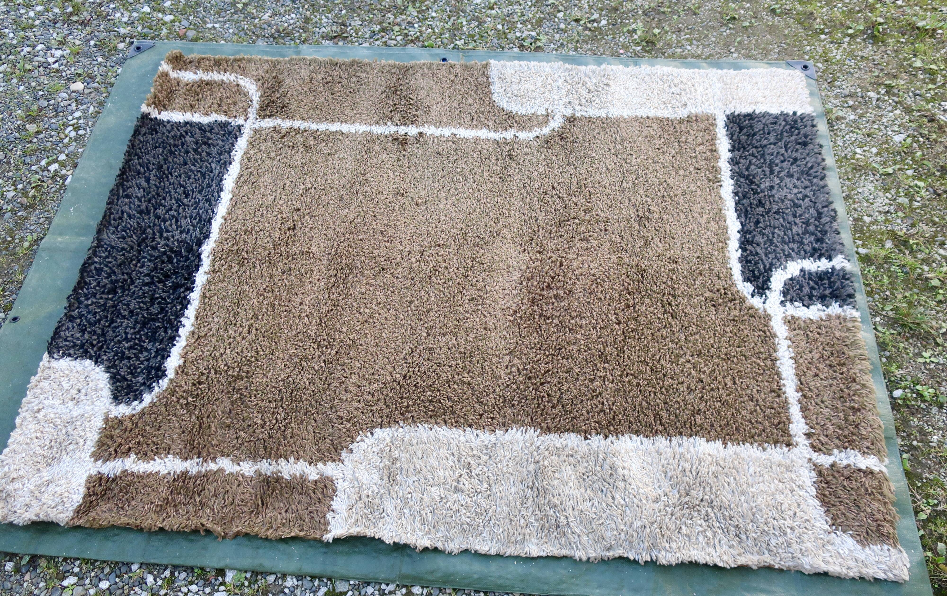 Designer rug 178 x 132 cm in very good condition