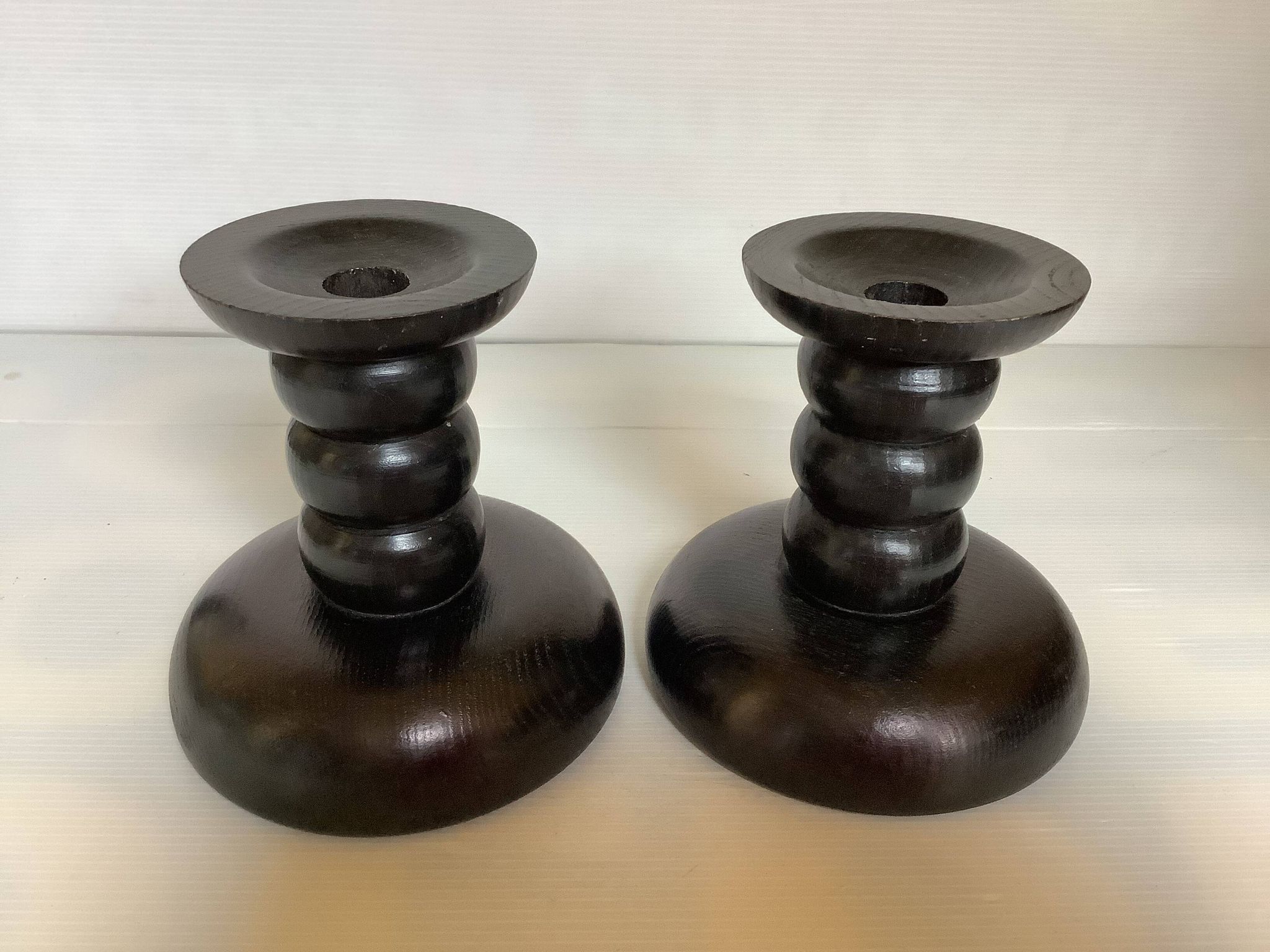 Paire de bougeoirs en bois teinté noir