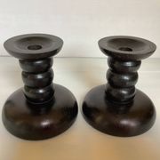 Paire de bougeoirs en bois teinté noir