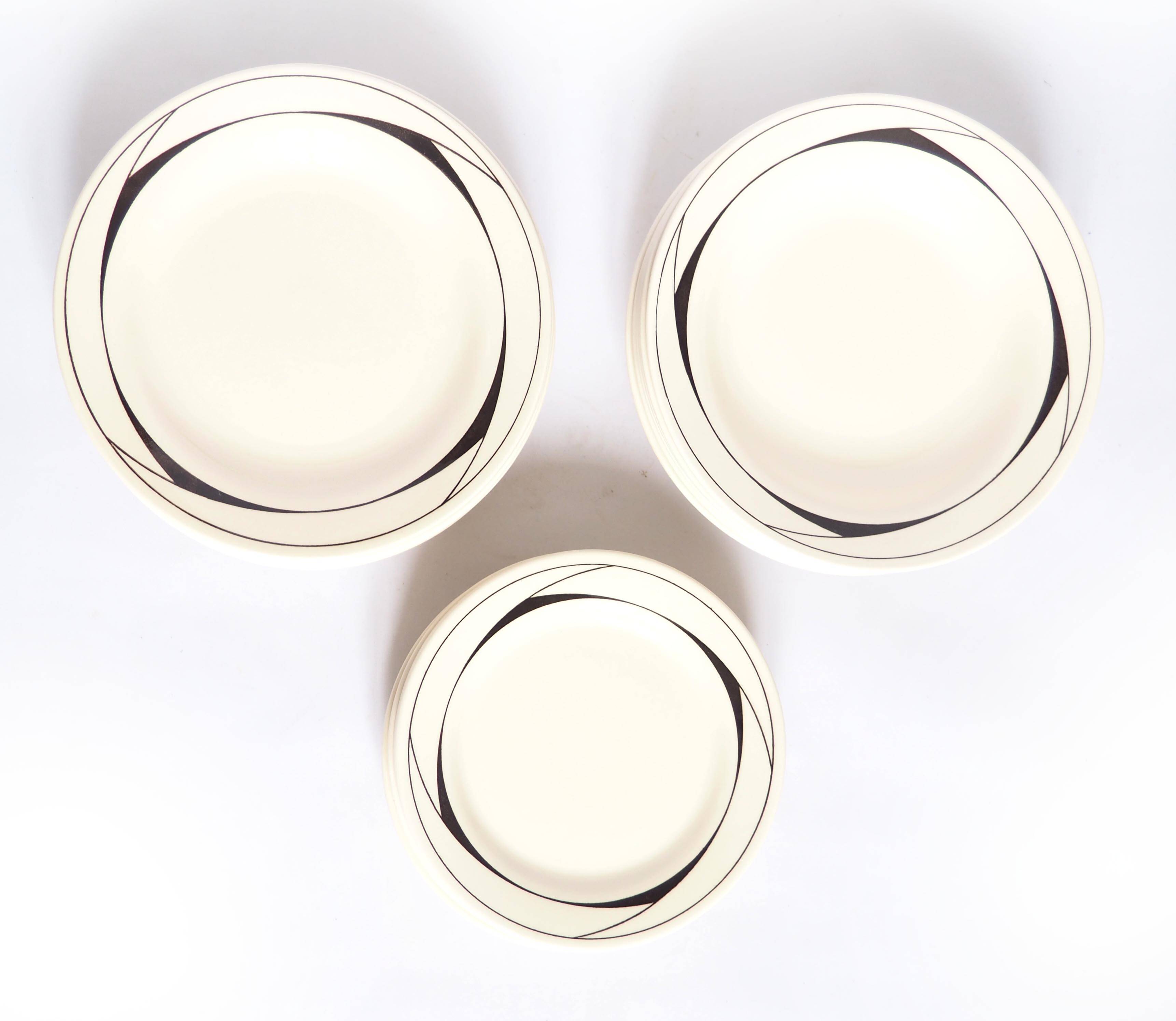 Lot 18 assiettes plates, creuses et dessert 1980