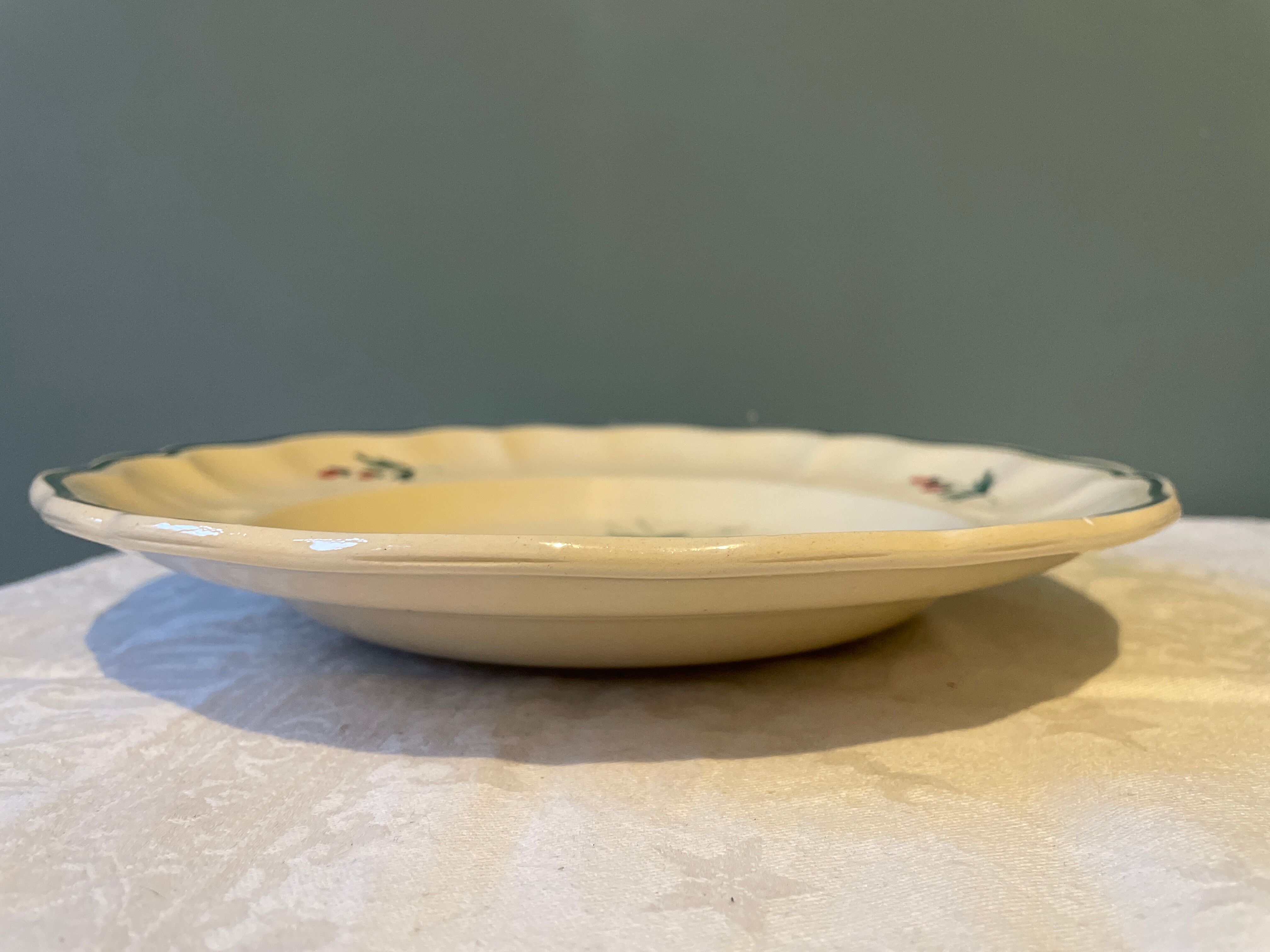 Lot de 7 assiettes plates anciennes en faïence Saint Clément