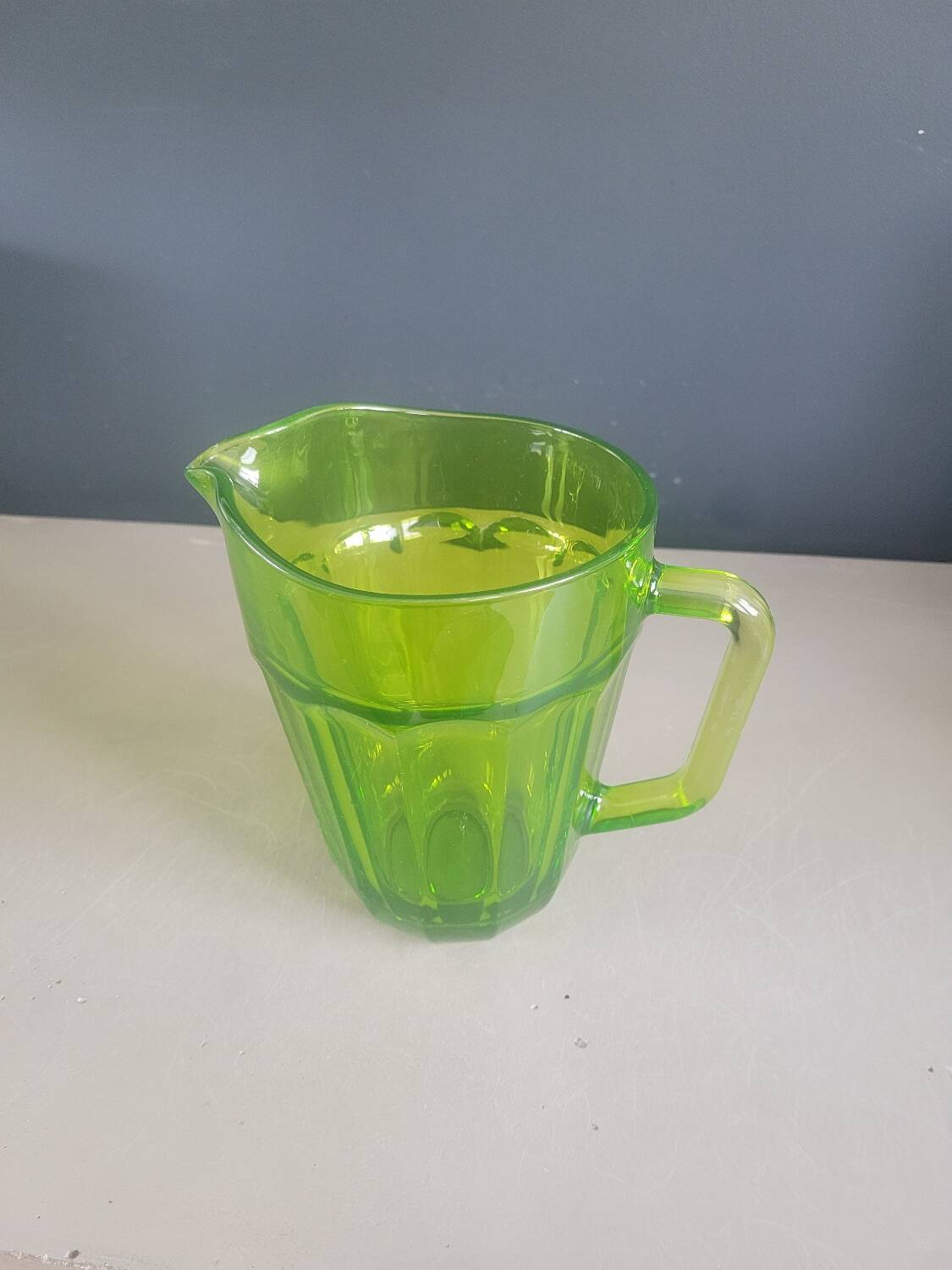 Pichet vintage en verre moulé vert