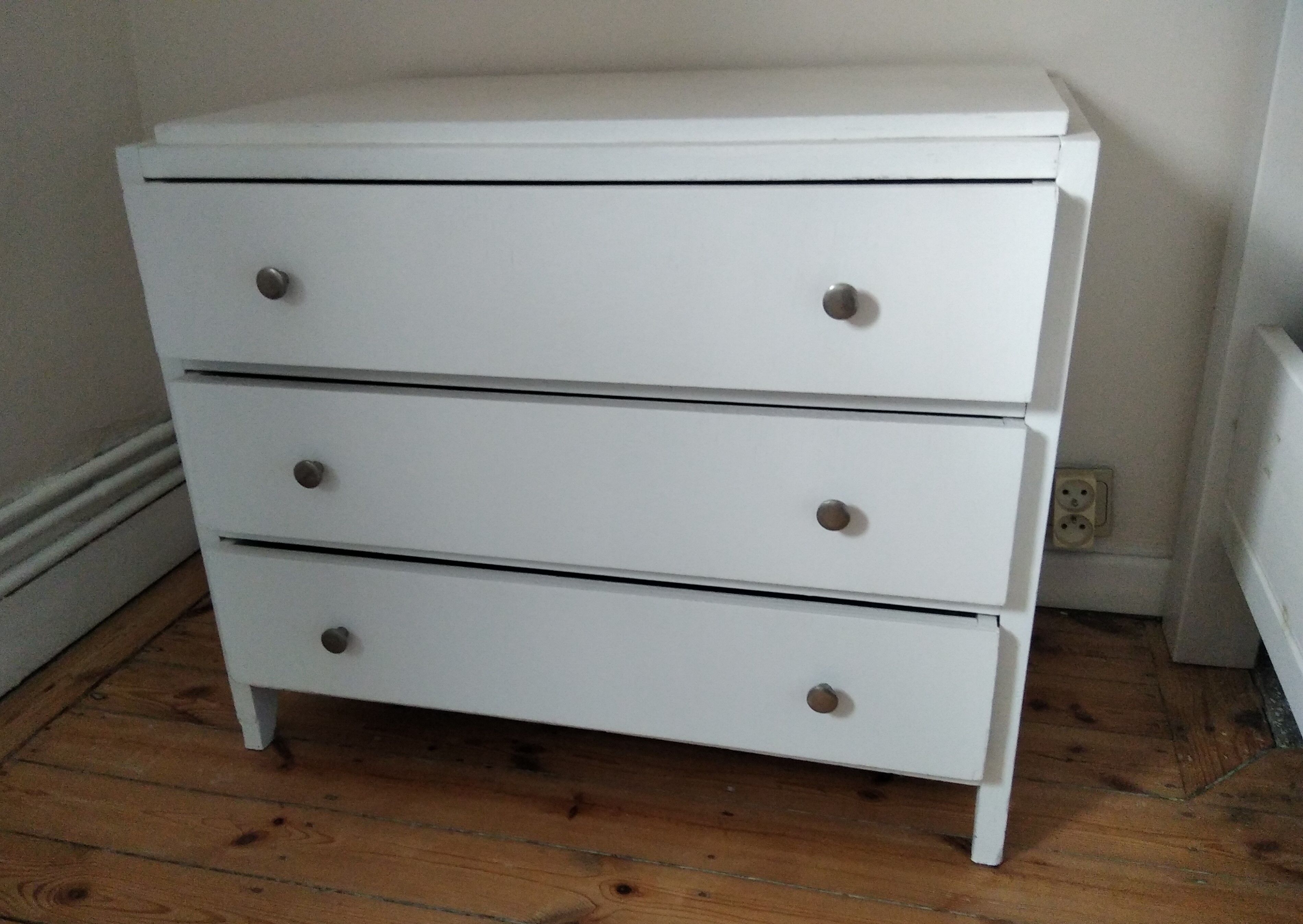 White dresser 3 pine drawers
