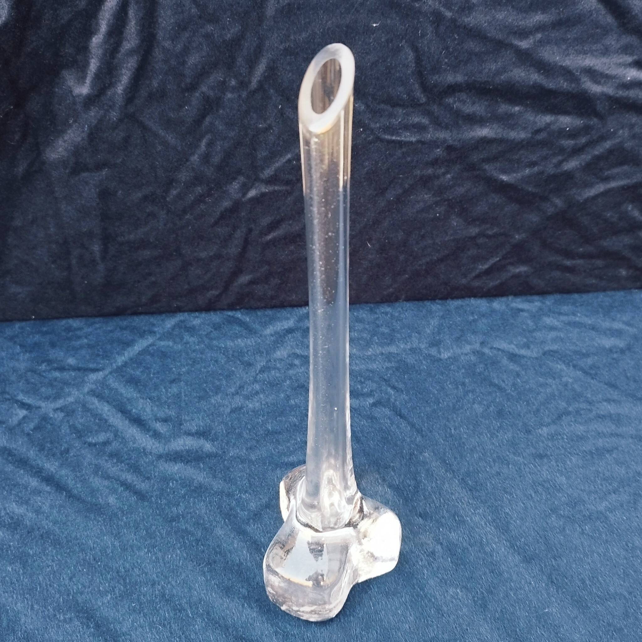 Glass single-flower vase with thick base design