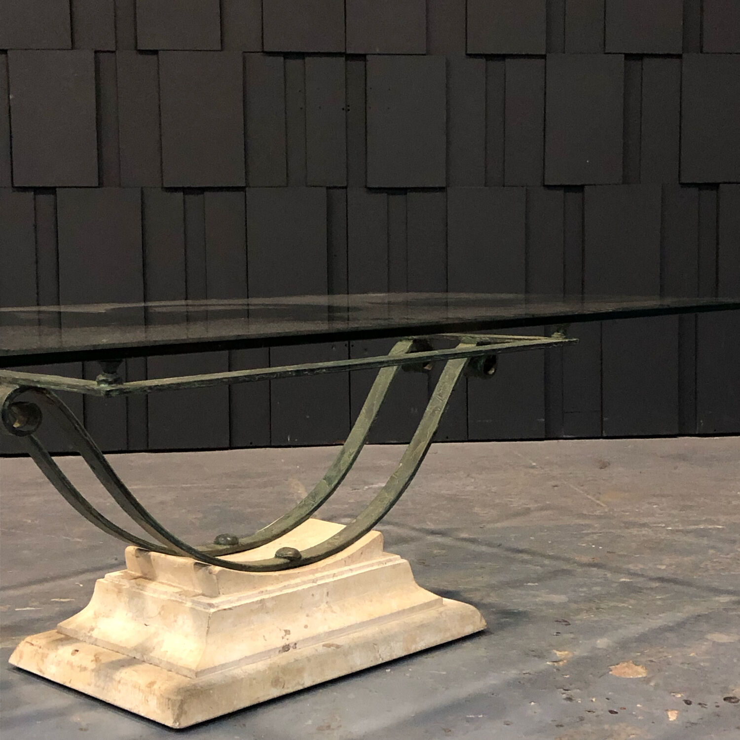 Table basse fer et verre patine antique