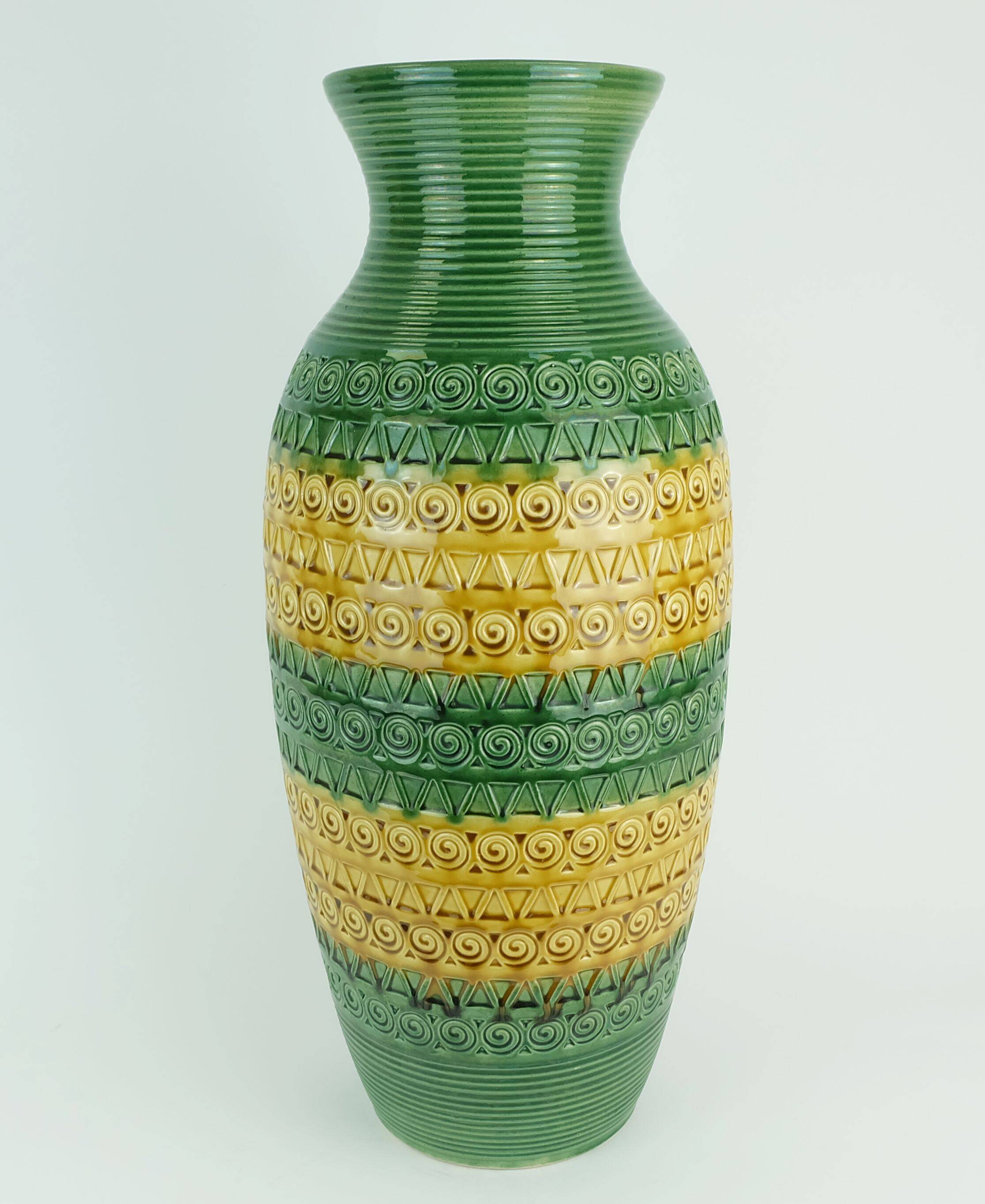 Vase de sol en céramique verte ocre à motif en relief des années 1960, modèle l1142-50