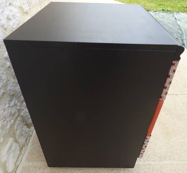 Commode vintage sur roulettes trois tiroirs en simili cuir et tissus- Bouto