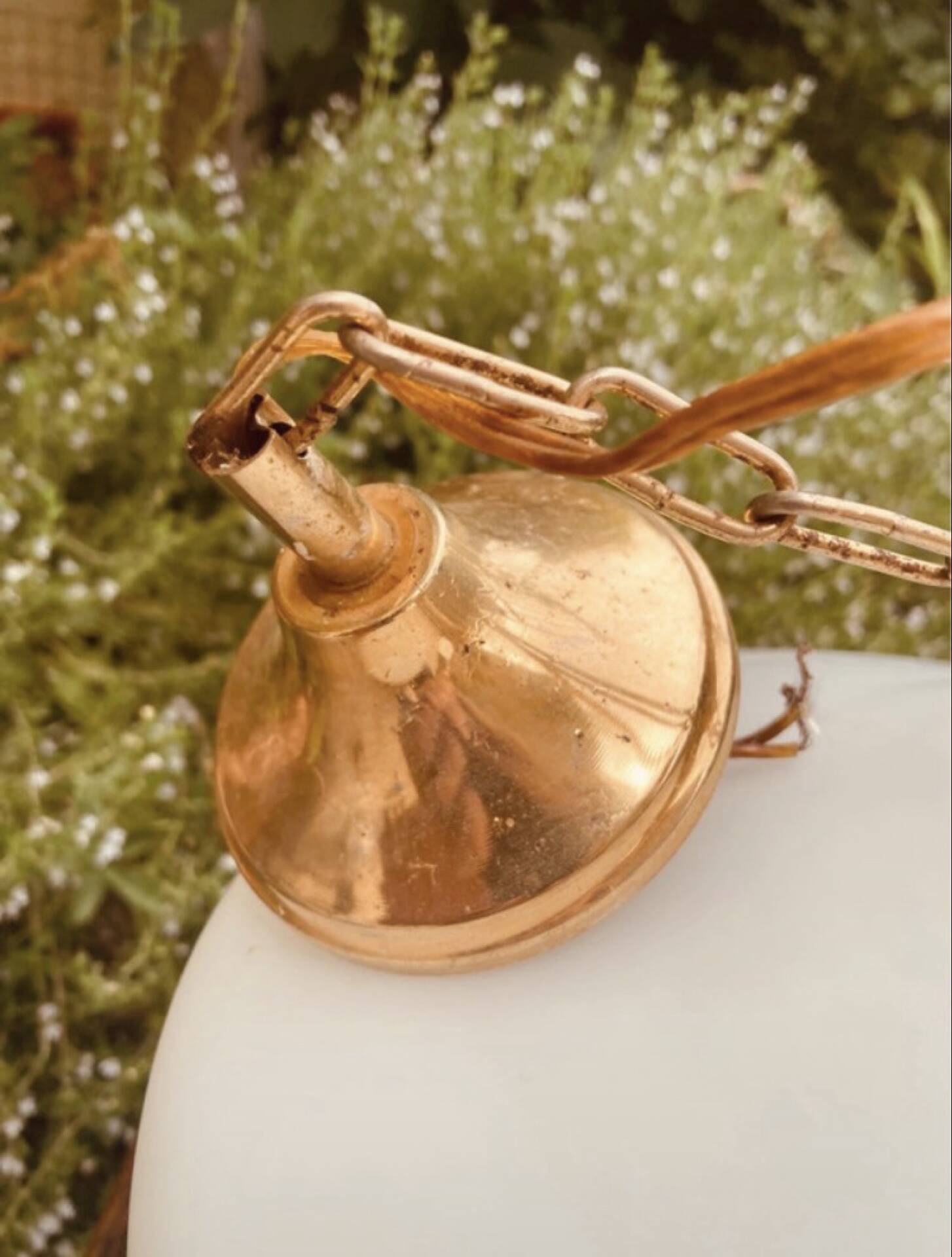Suspension in opaline milk glass