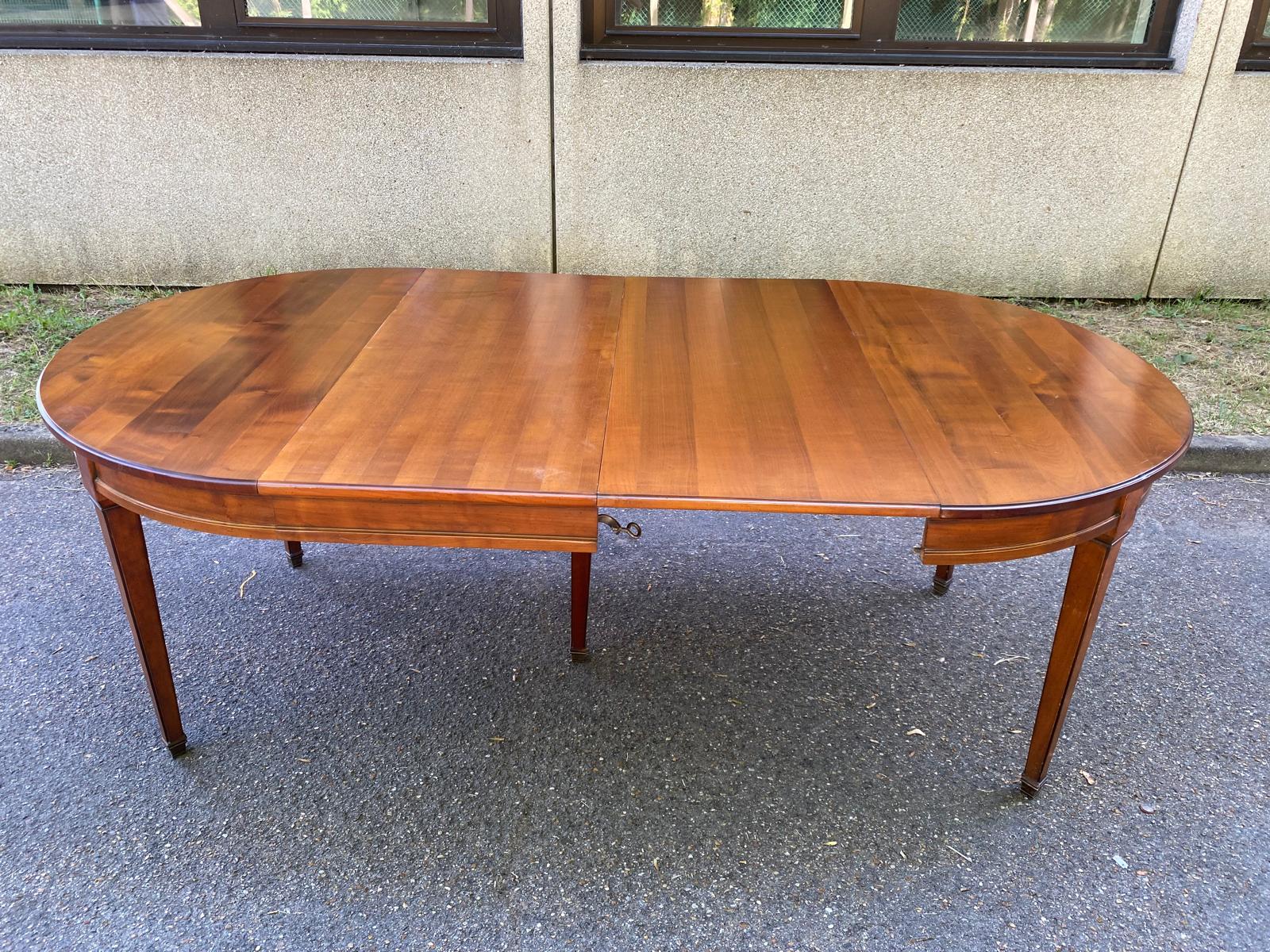 Round extendable dining table Louis XVI in cherry wood from the 1960s.