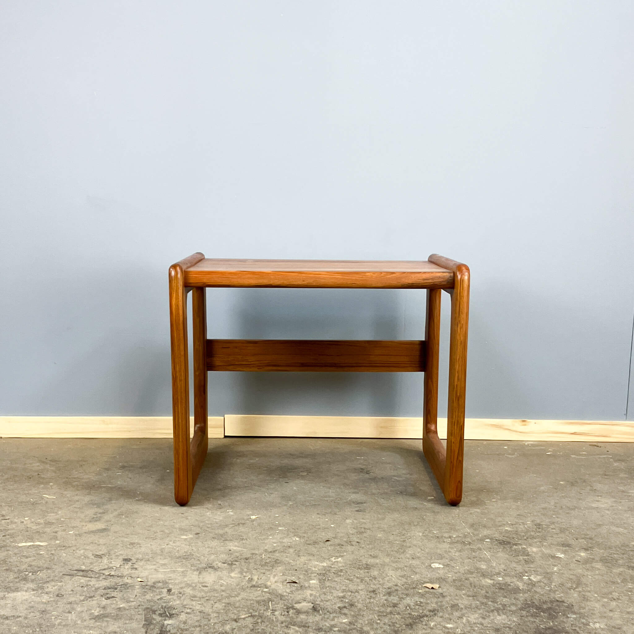 Table d'appoint, teck massif, années 1960