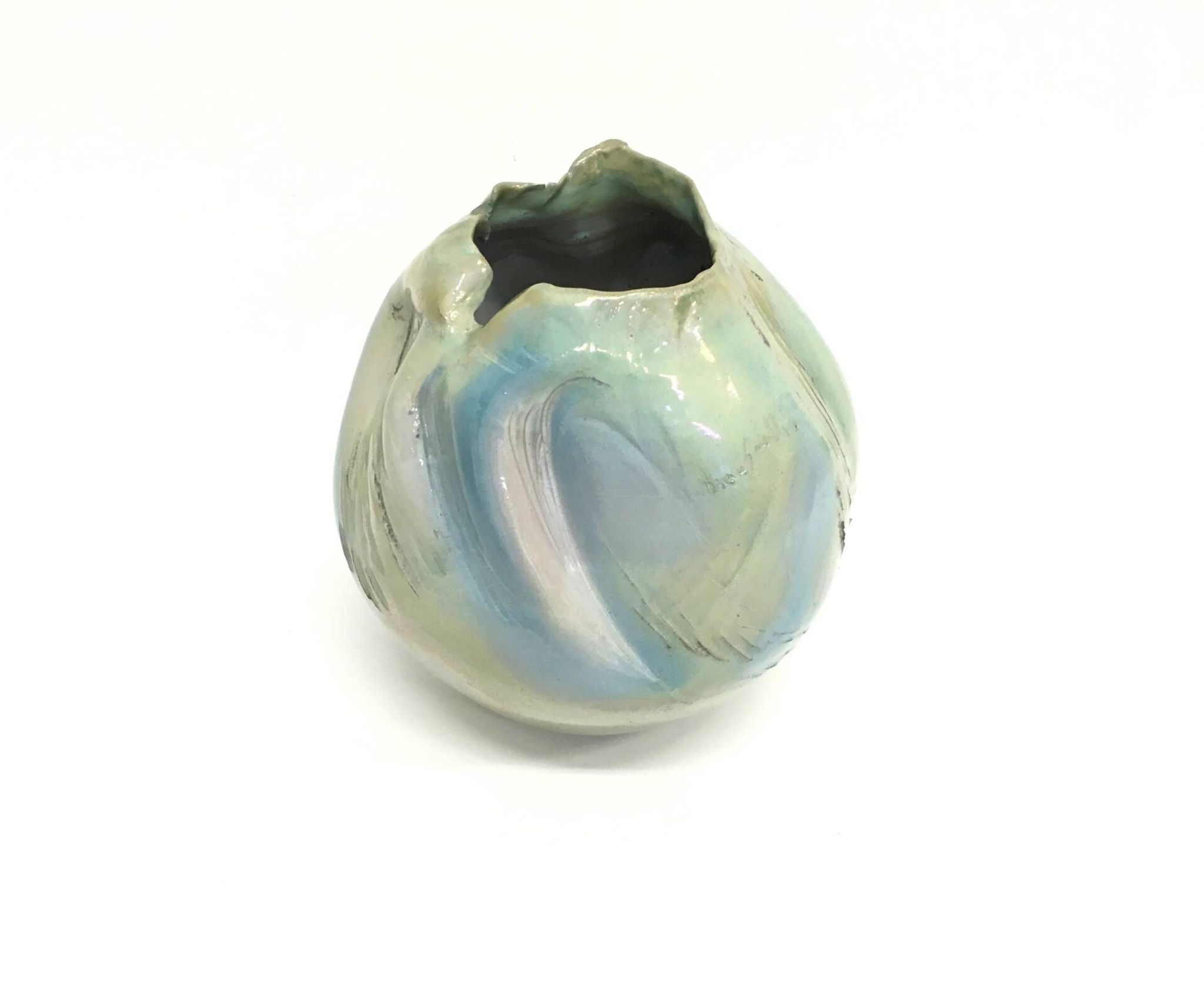 Vase sculptural postmoderne en faïence émaillée bleue irisée, fabriqué à la main, Italie