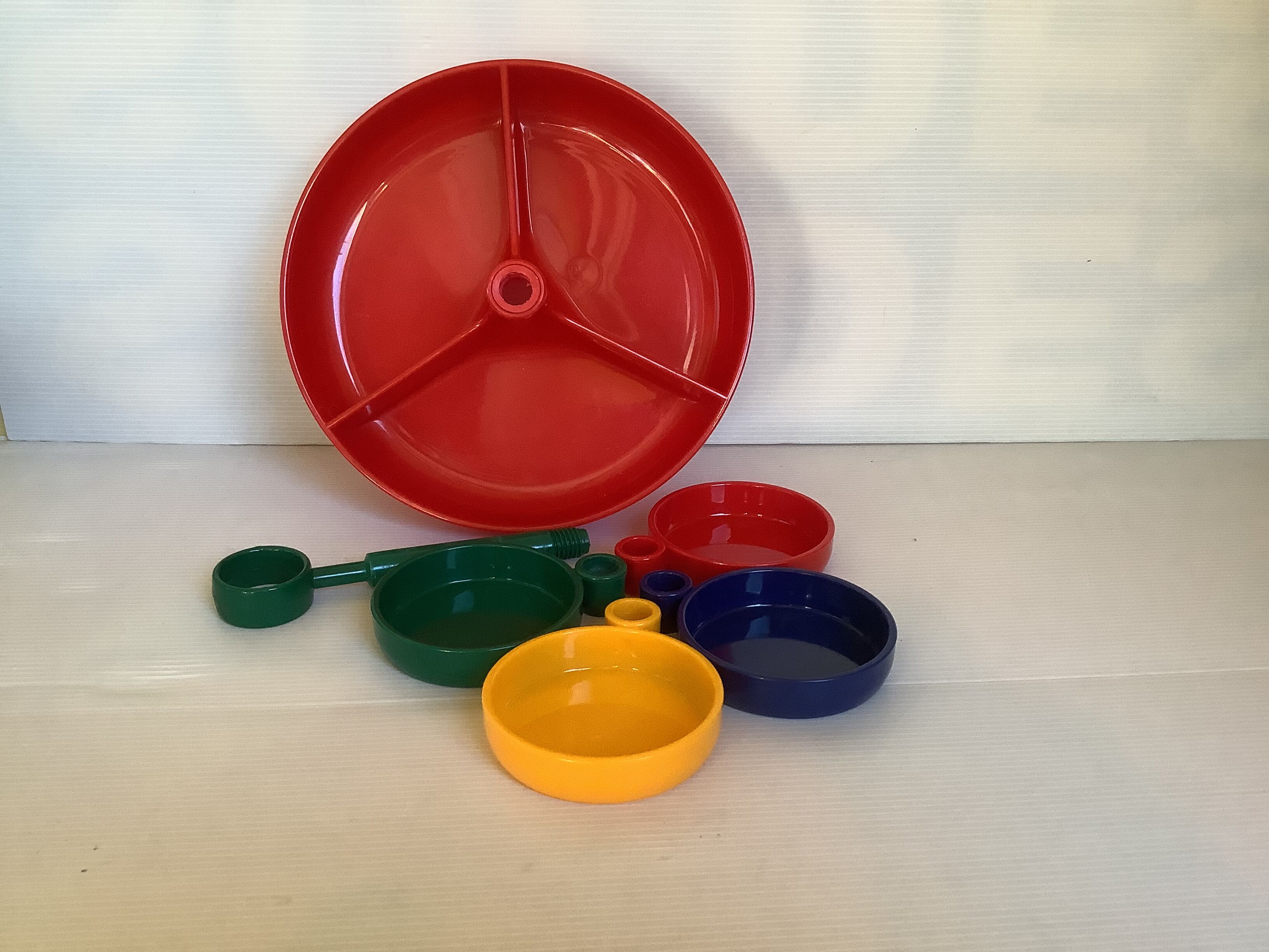 Servant with 4 plastic cups Emsa style