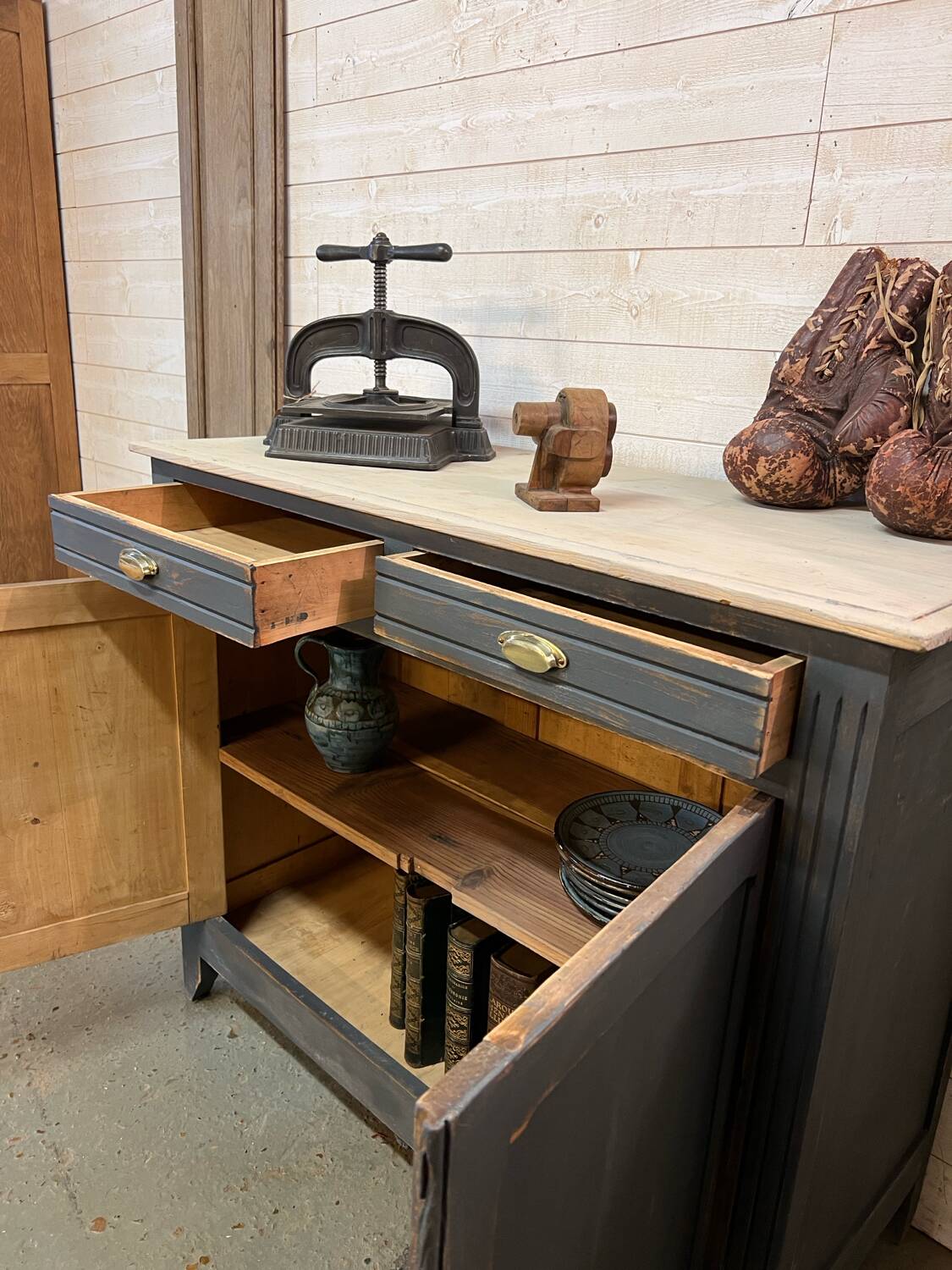 Black Parisian workshop buffet