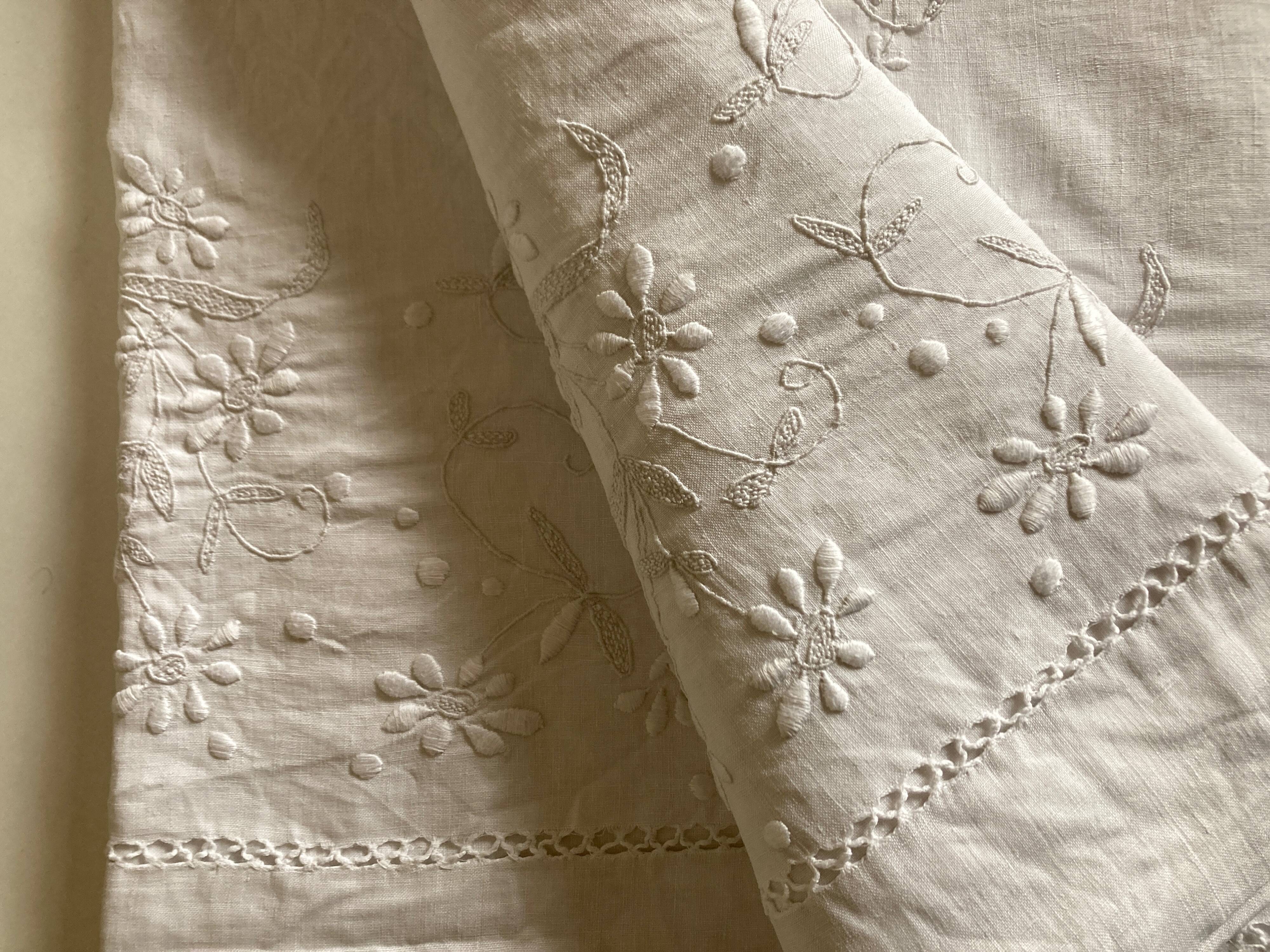 Spring cloth in linen canvas embroidered with daisies 1950