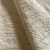 Spring cloth in linen canvas embroidered with daisies 1950
